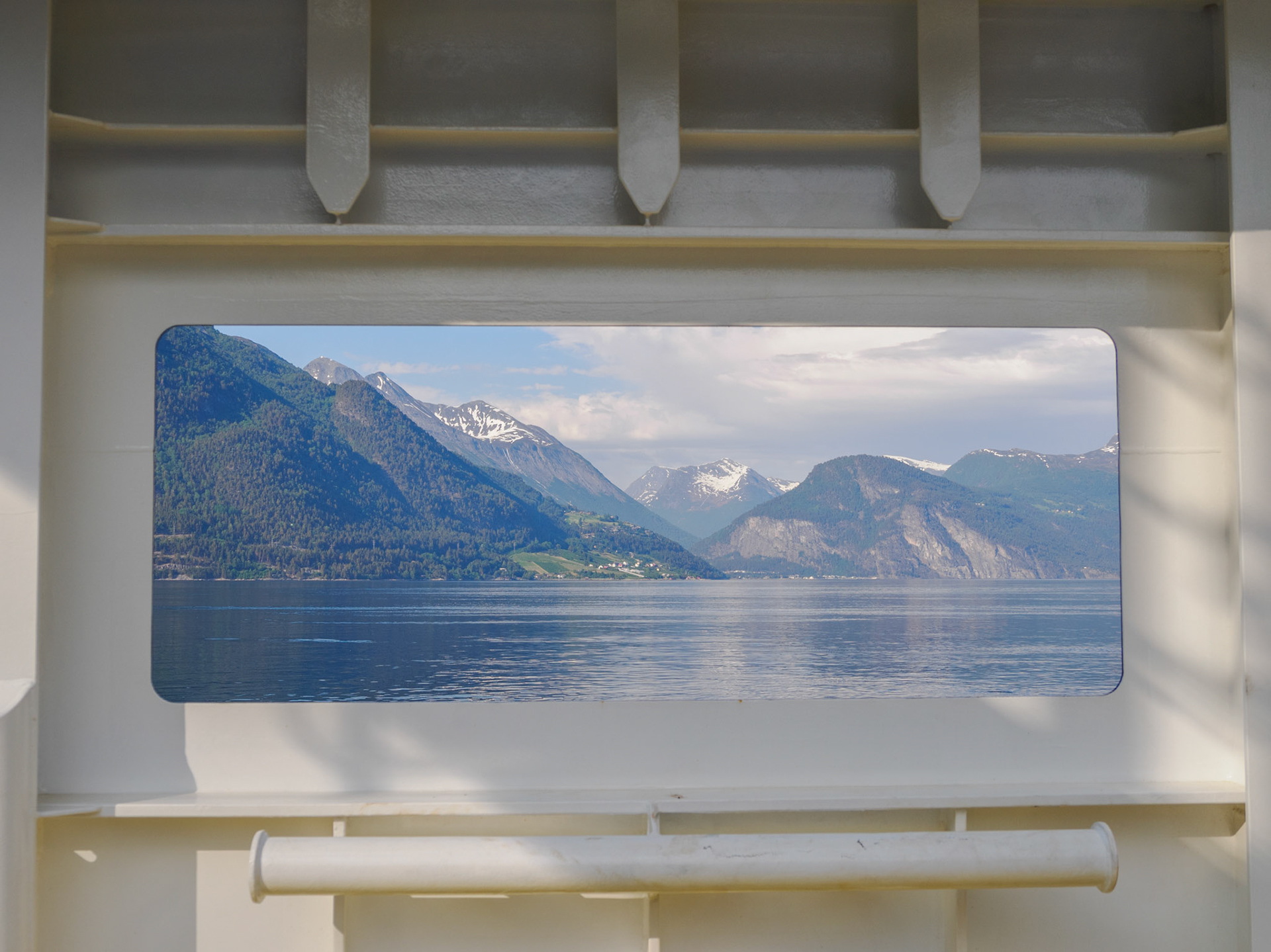 Blick von eine der vielen Fähren, die man unterwegs immer wieder nehmen muss