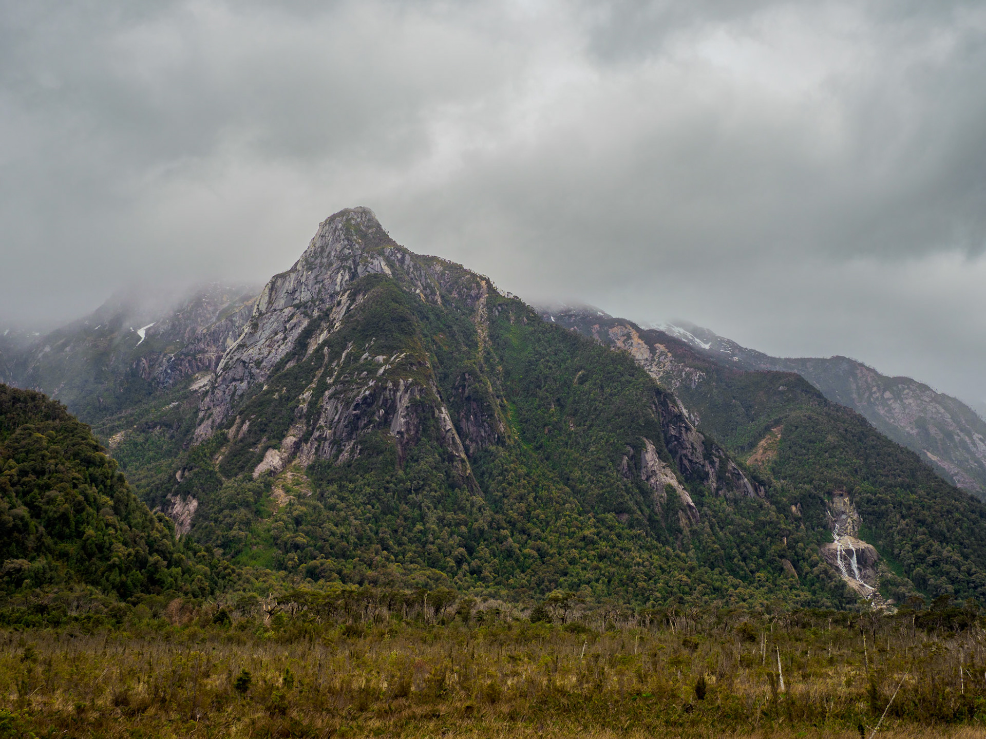 Nebel, Berge, Wasserfälle - ein typisches Bild