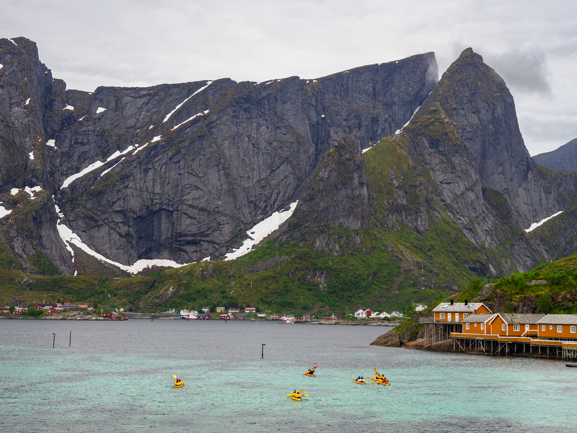 Gelbe Kayas, gelbe Häuser, türkises Wasser und beeindruckene Felswände