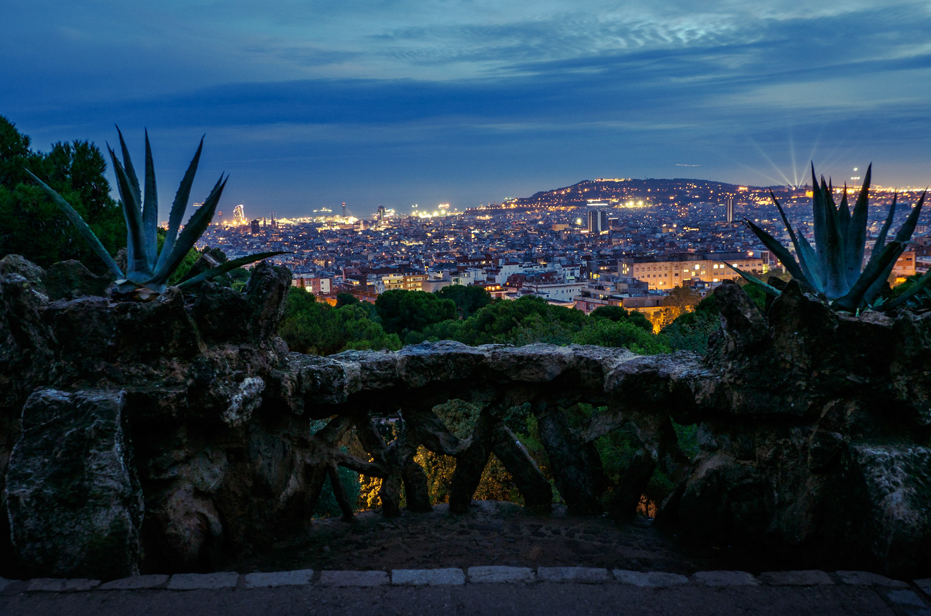 Ein Ausblick vom Park Güell in der blauen Stunde über Barcelon