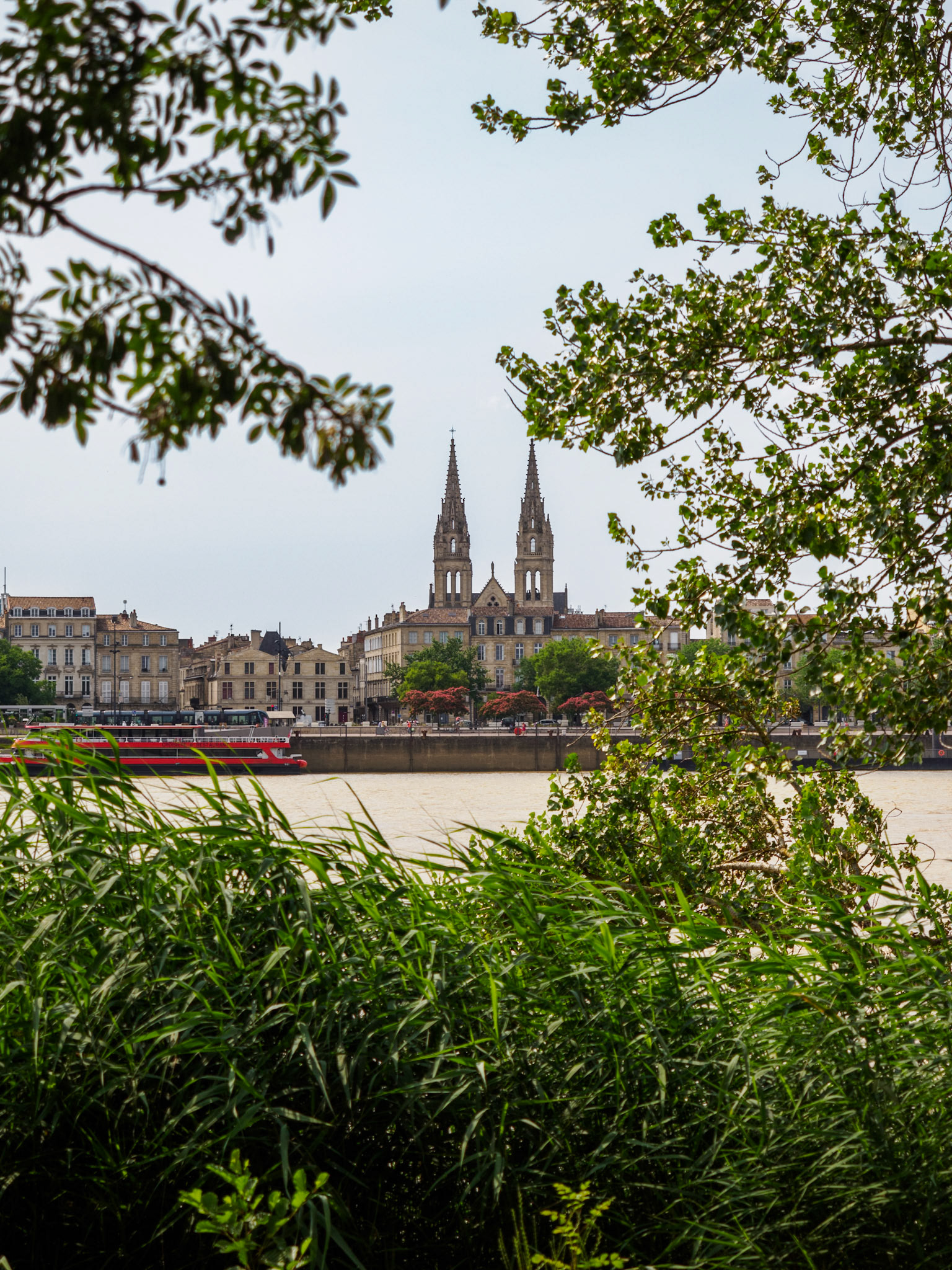 Blick über die Garonne auf die Kathedrale St. Andre