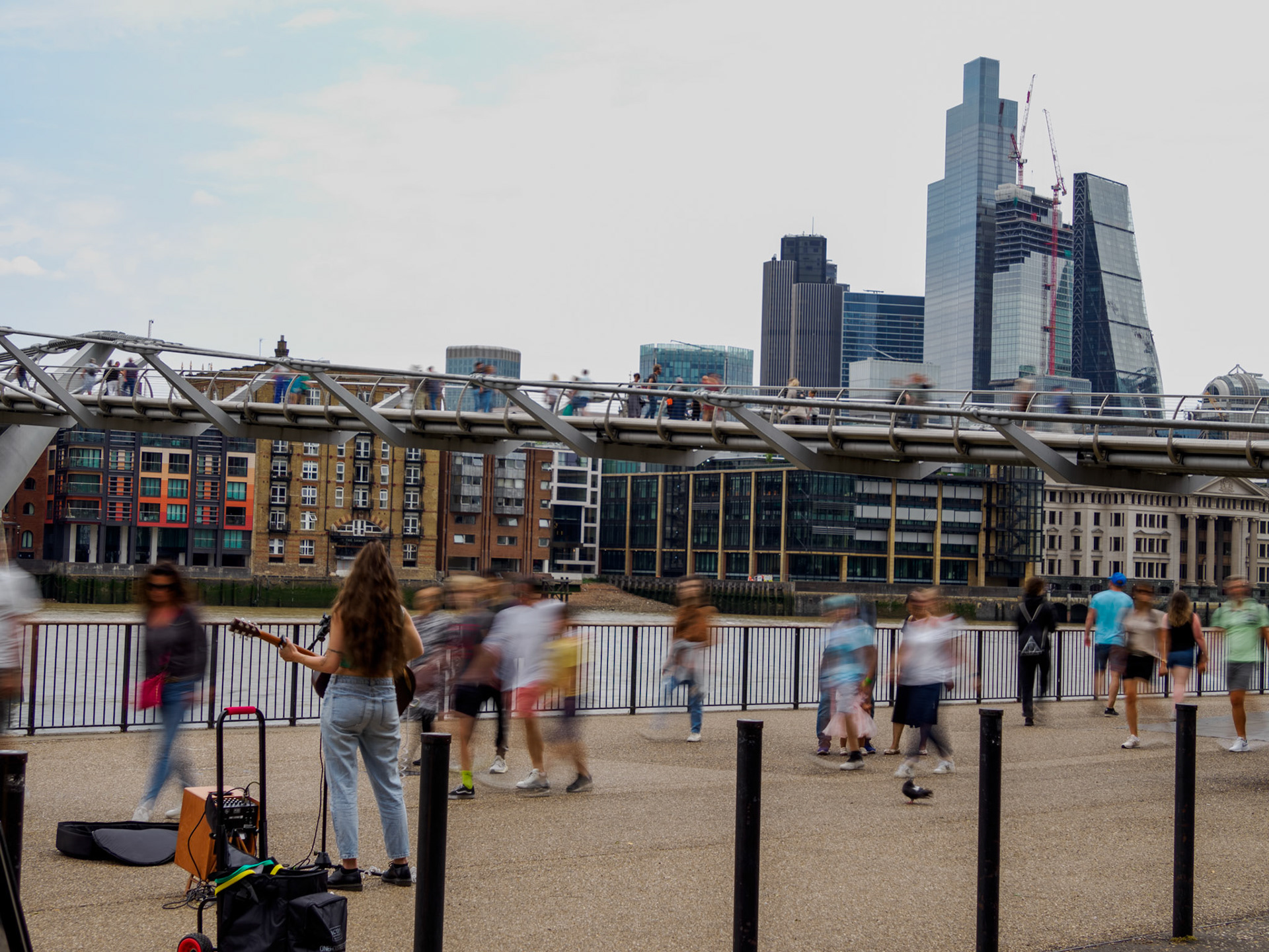 Street musician in frot of the Tate modern