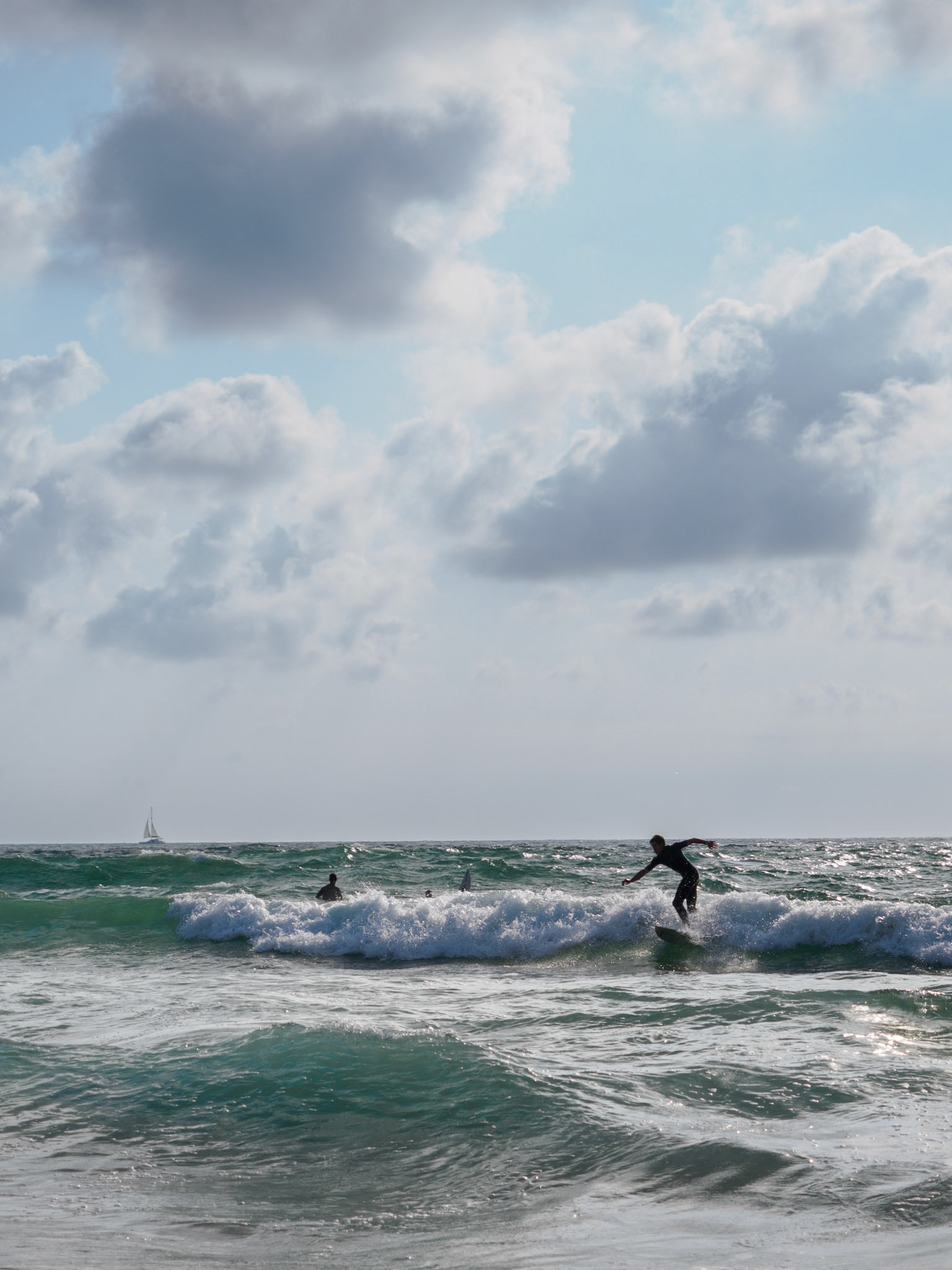 Surfer an der Küste von Penon