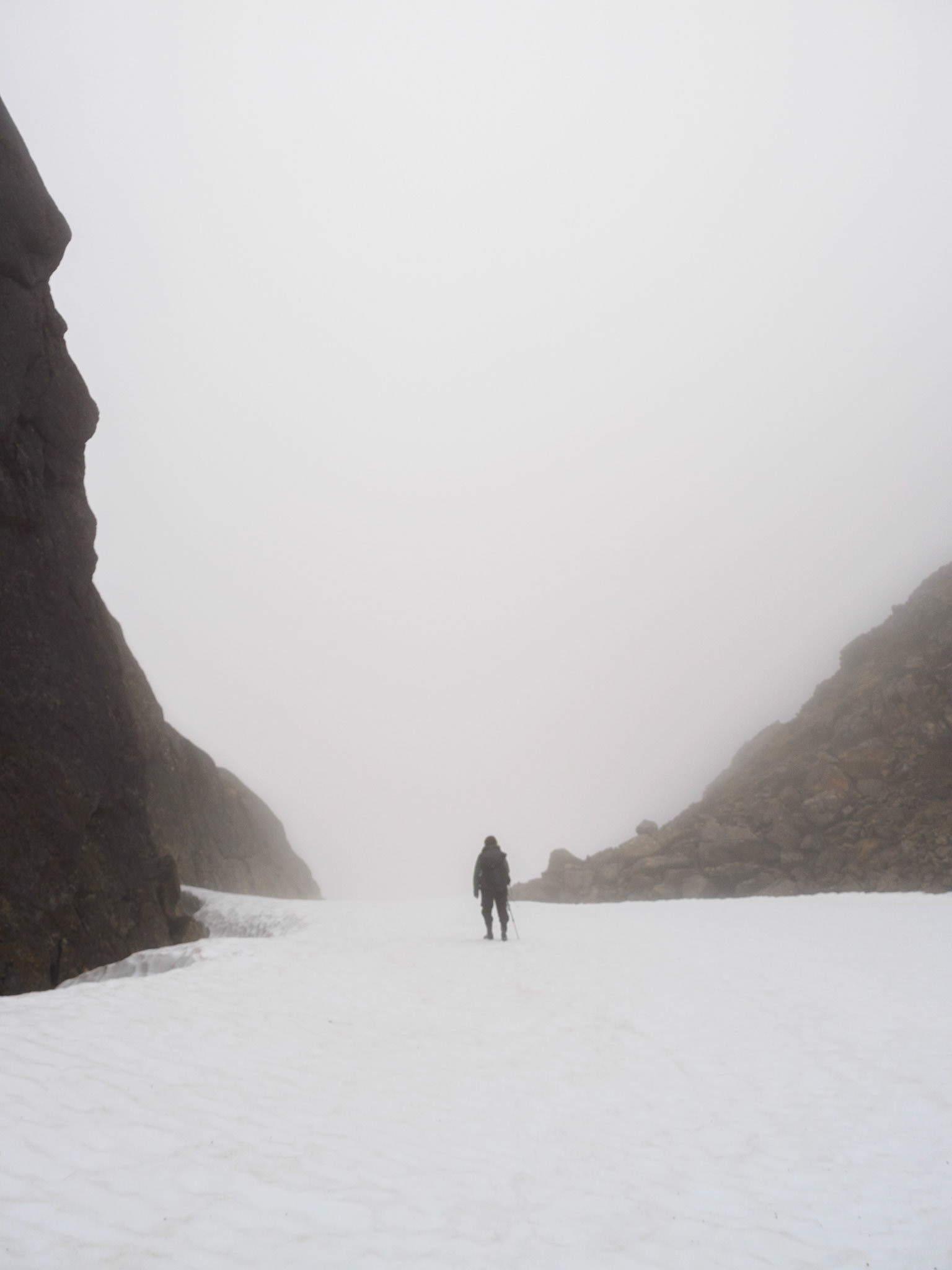 Unten im Warmen und Grünen gestartet, waren wir oben von Schnee und Nebel umgeben