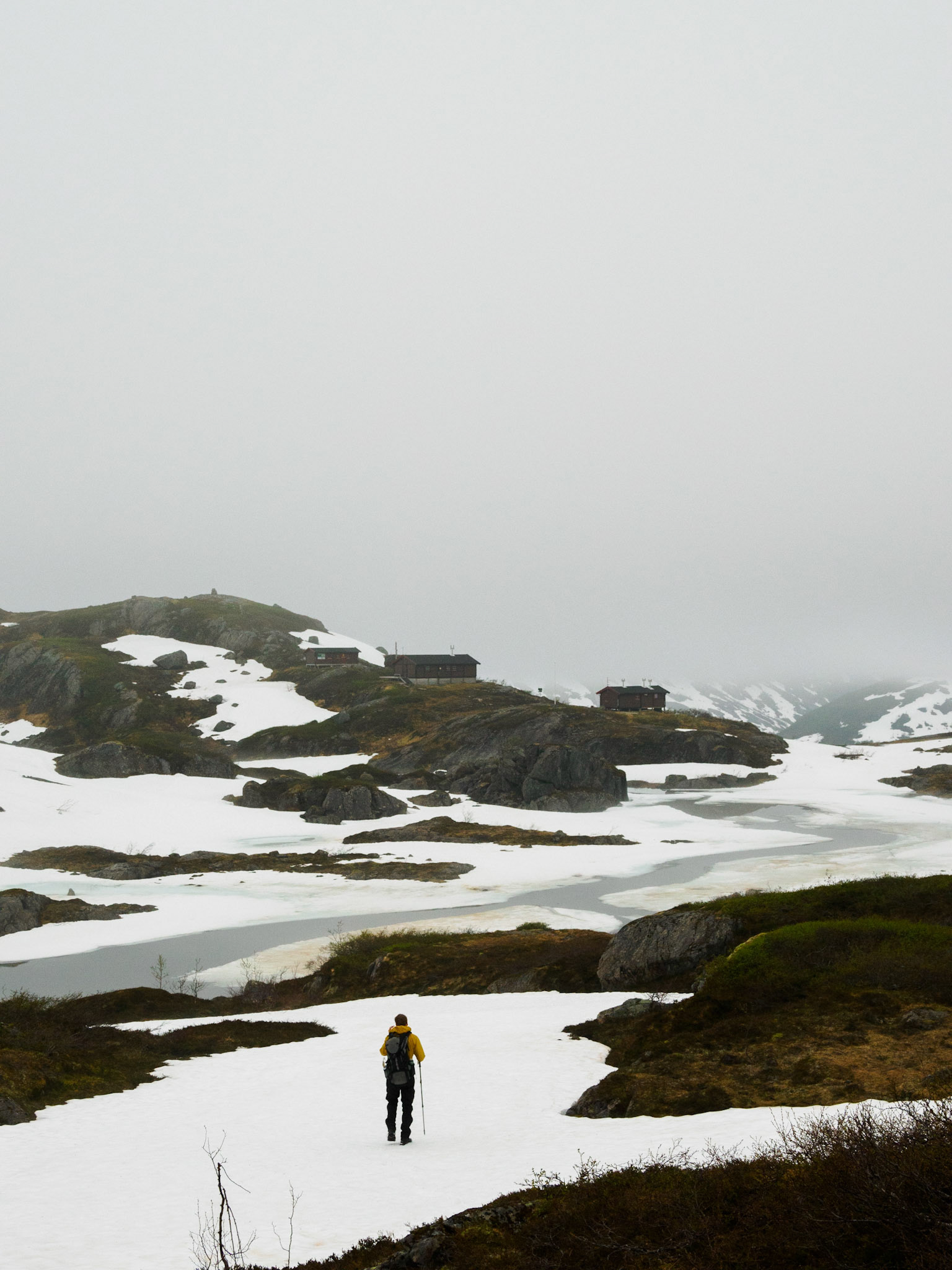 Endlich - um 22:18 haben wir die Hütten erreicht! Zum Glück sind die Tage endlos lang.