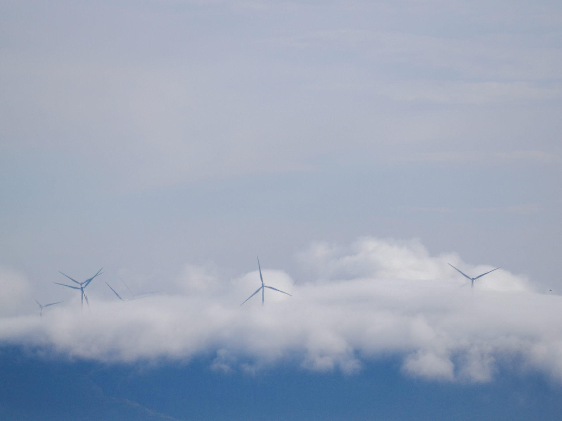 Windräder in Wolken
