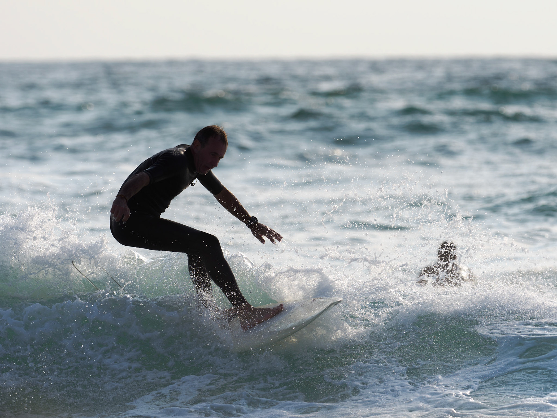 Surfer an der Küste von Penon