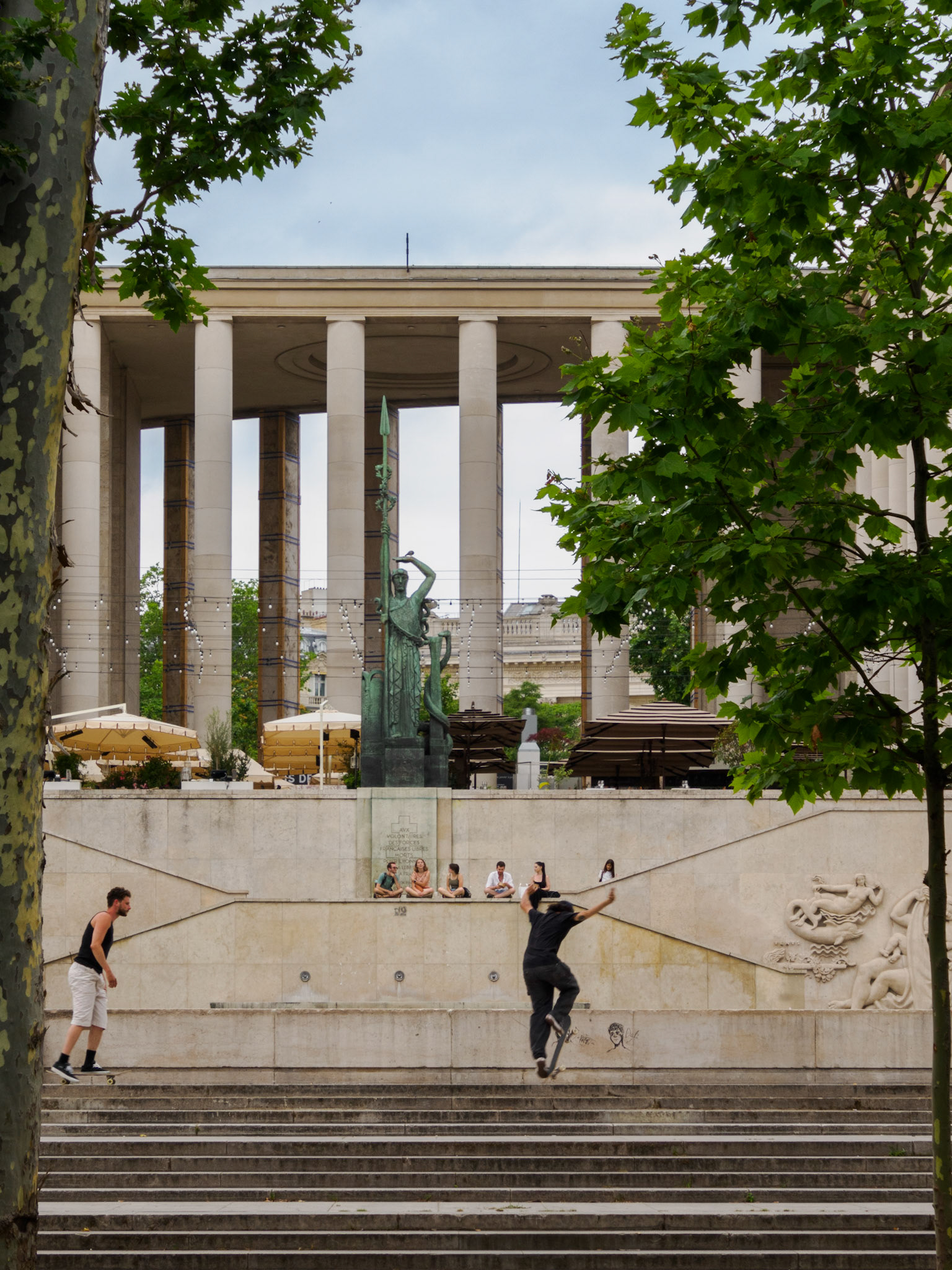 Skateboarder vor dem Palais de Tokyo