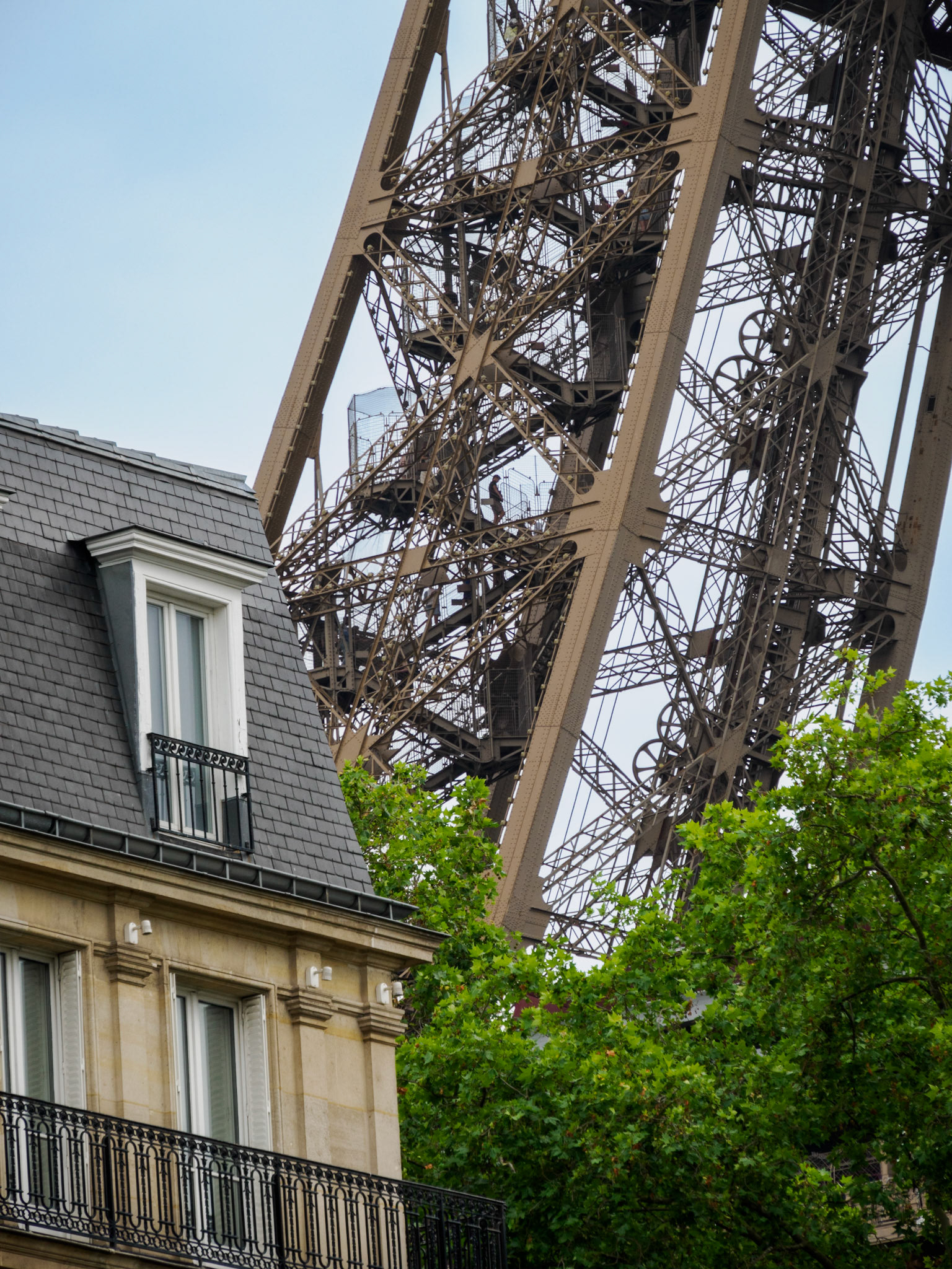 Blick auf dem Eiffelturm aus der Rue de l'Université