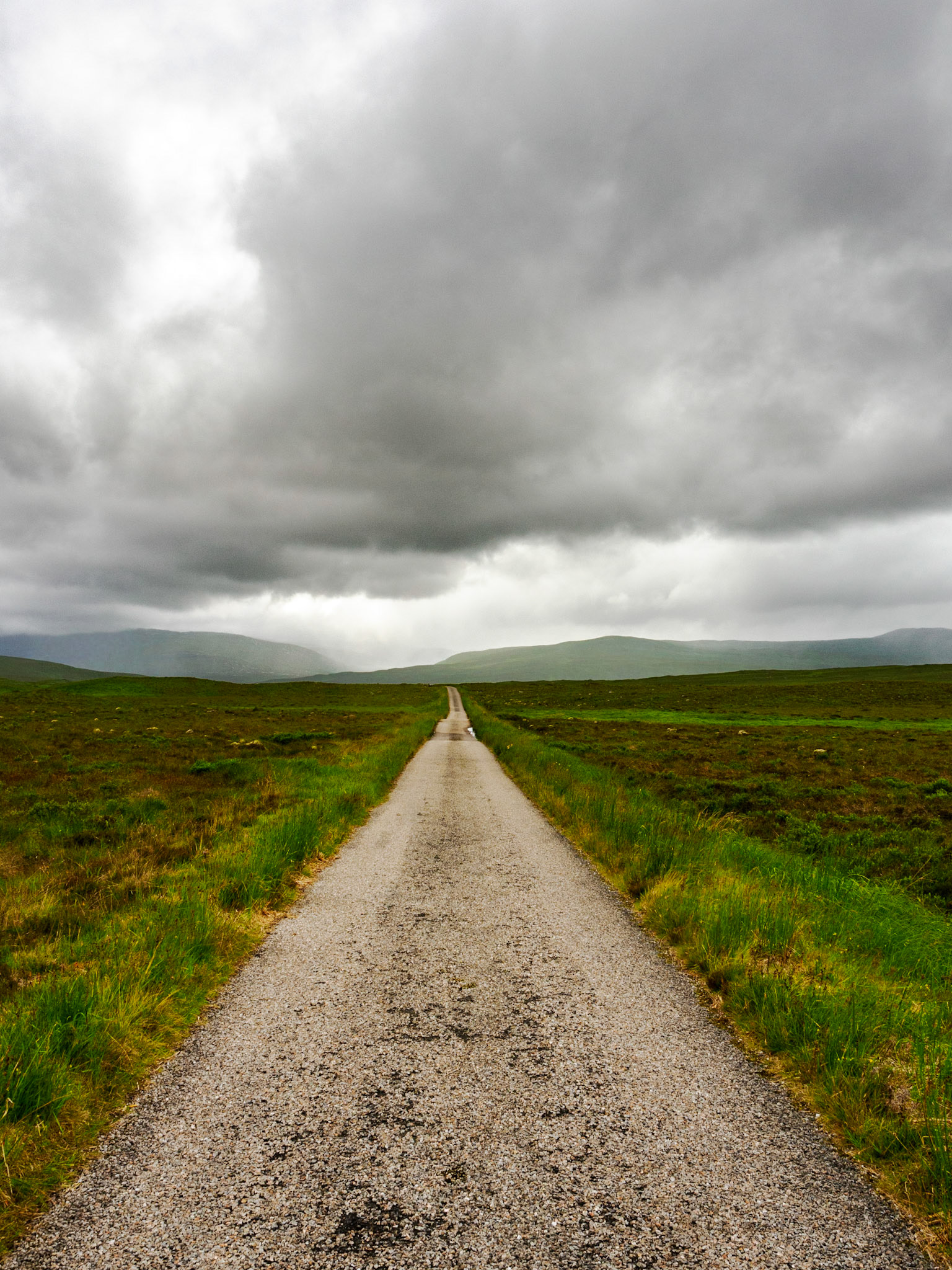 Schmale Straße nach Loch Hope