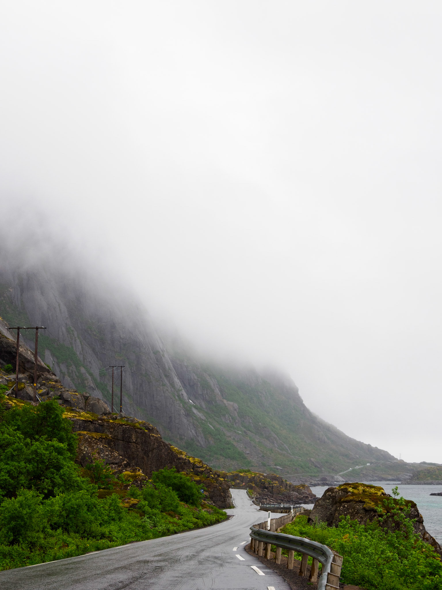 Weg nach Hennigsvær, von Nebel verschlungen
