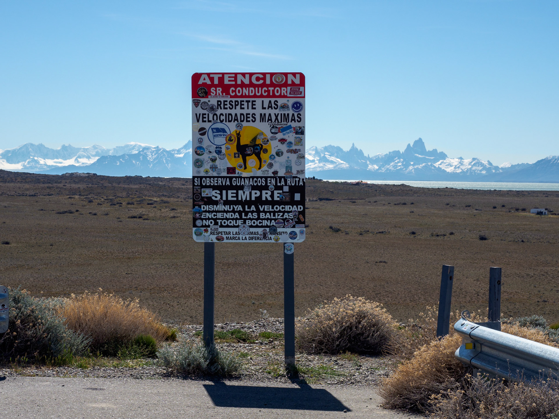 Parkplatz mit Ausblick und Warnschild