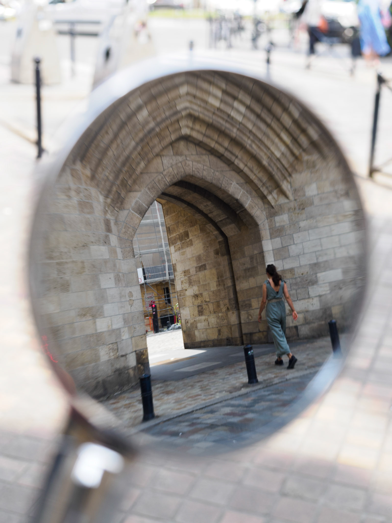 Amelie geht durch das Porte Cailhau