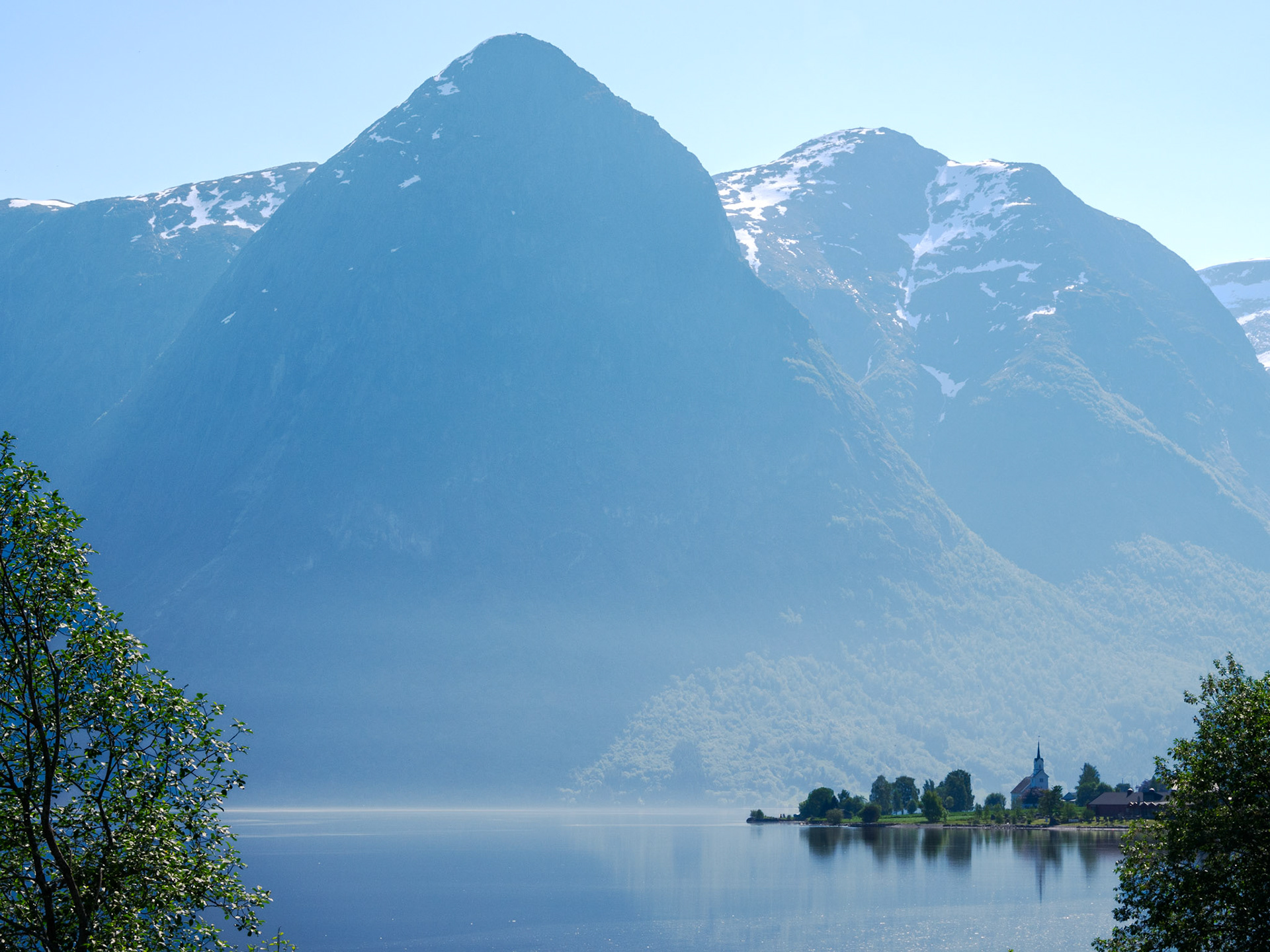 Eine kleine Kirche vor großer Kulisse