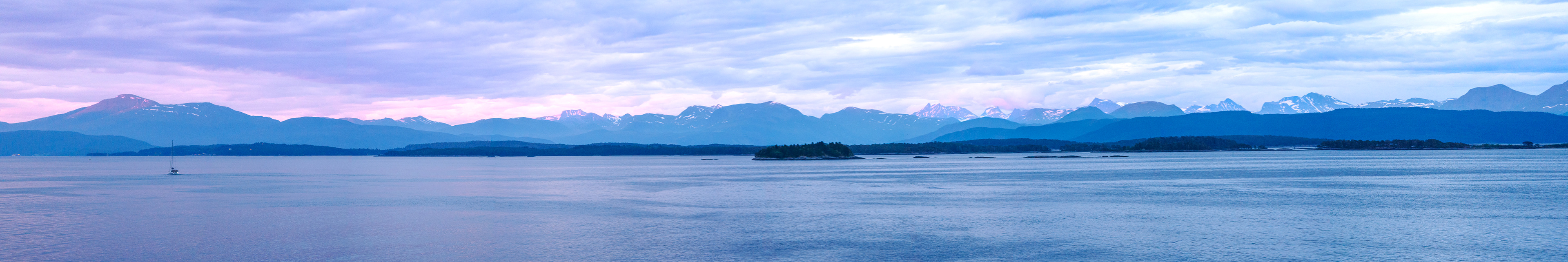 Berpanorama im Abendlicht bei Molde