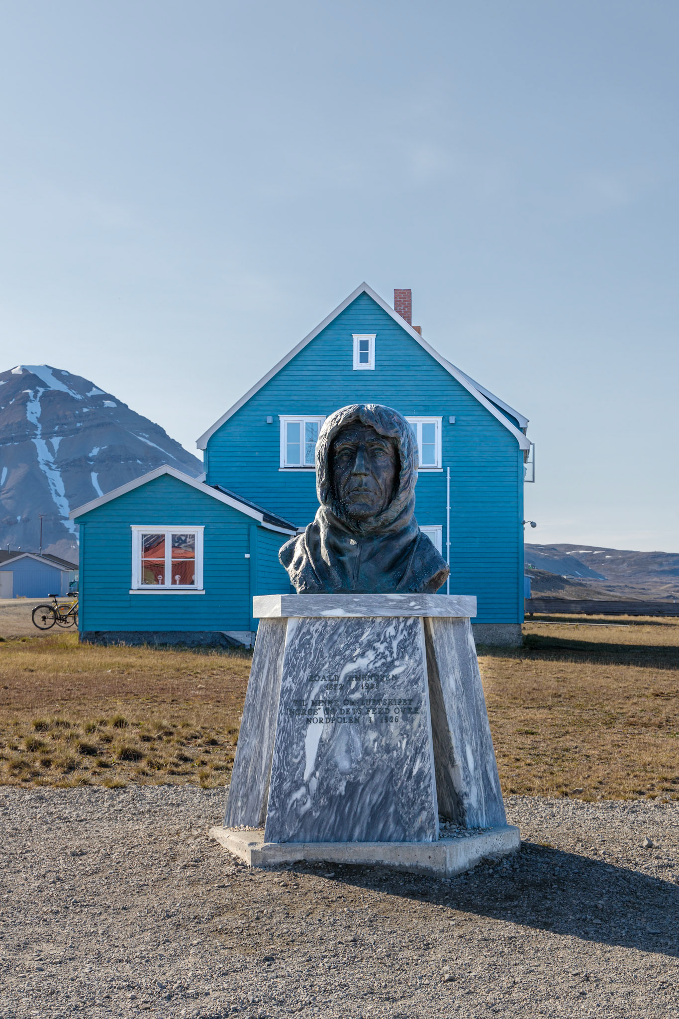 Ny-Ålesund Amundsen Statue