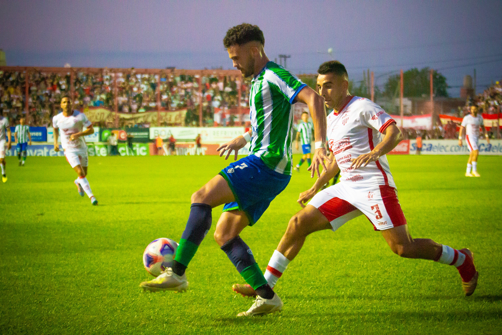 Ivan Regules (San Miguel) controla la pelota frente a la marca de Patricio Romero (Talleres). El 16 de octubre de 2023 en el Estadio Pablo Comelli de Remedios de Escalada, Buenos Aires, Argentina.