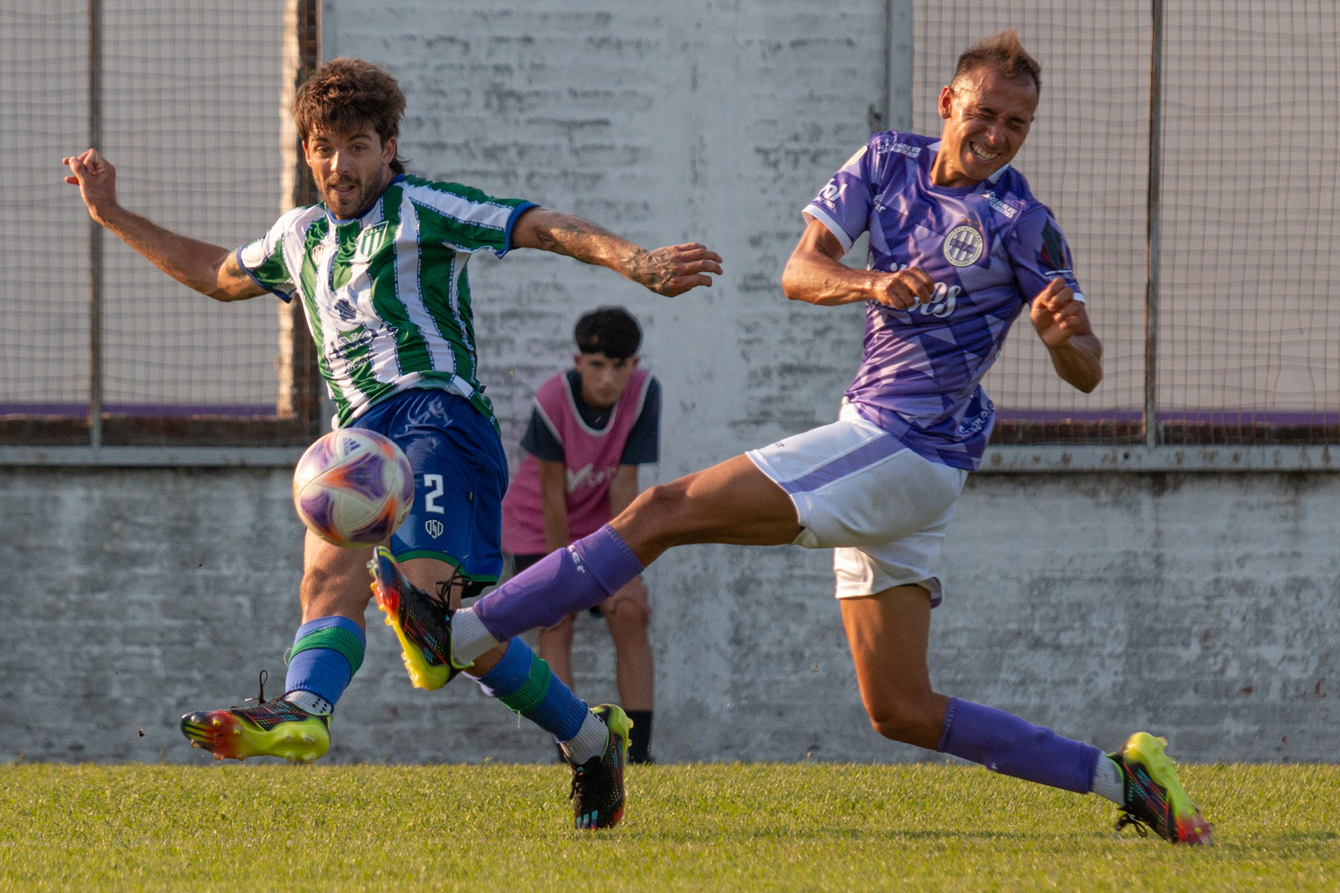 Francisco Manenti (San Miguel) impacta la pelota en el Estadio Beto Larrosa de Villa Soldati, Ciudad Autónoma de Buenos Aires, Argentina el 12 de febrero de 2023. Sacachispas fue derrotado por 3 a 0 en condición de local frente a San Miguel por la fecha 1 del Torneo Apertura 2023 de la Primera B Metropolitana.