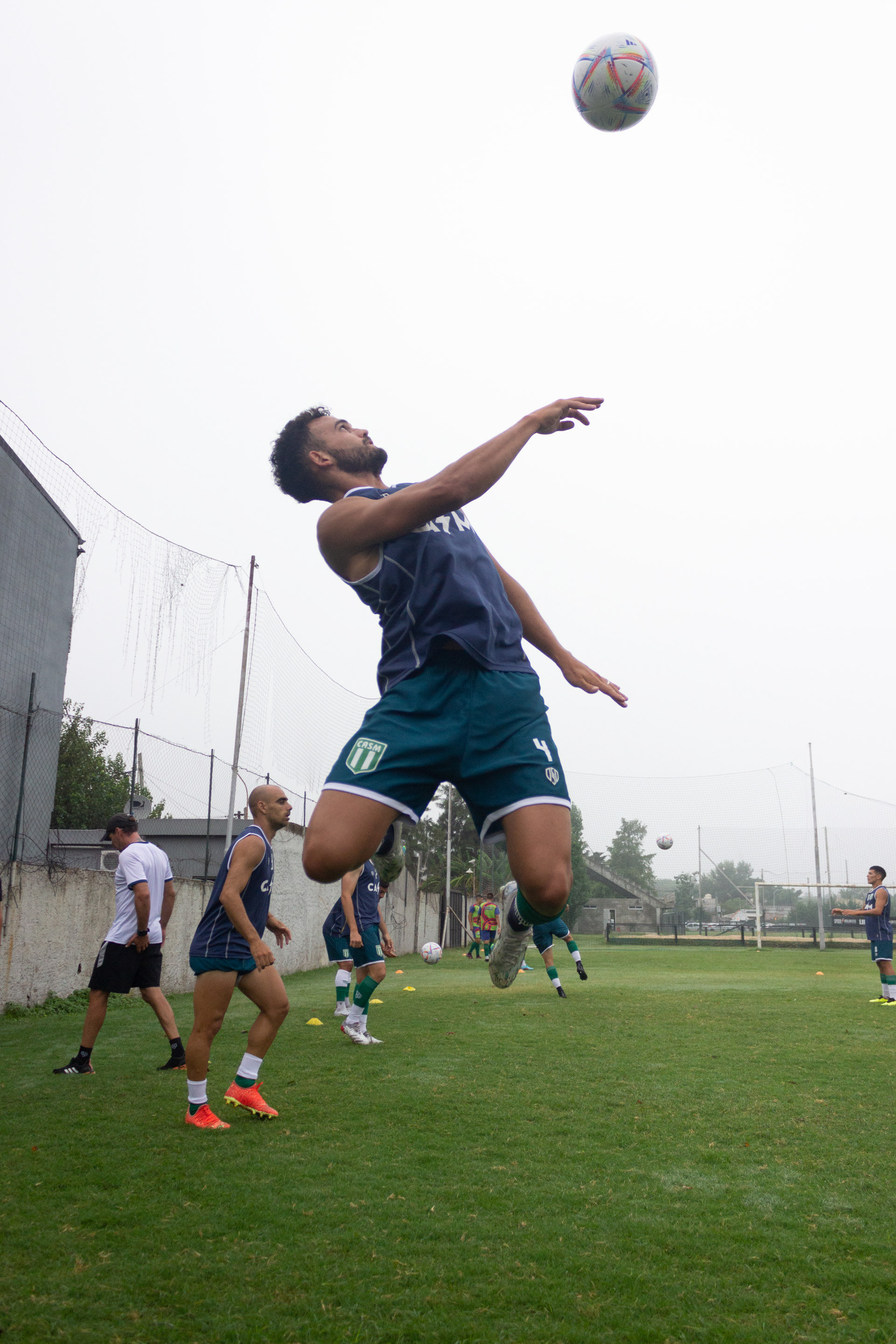 Entrada en calor de San Miguel previo al amistoso frente a Deportivo Armenio en el predio La Candela en Villa Luzuriaga, Buenos Aires, Argentina el 28 de enero de 2023