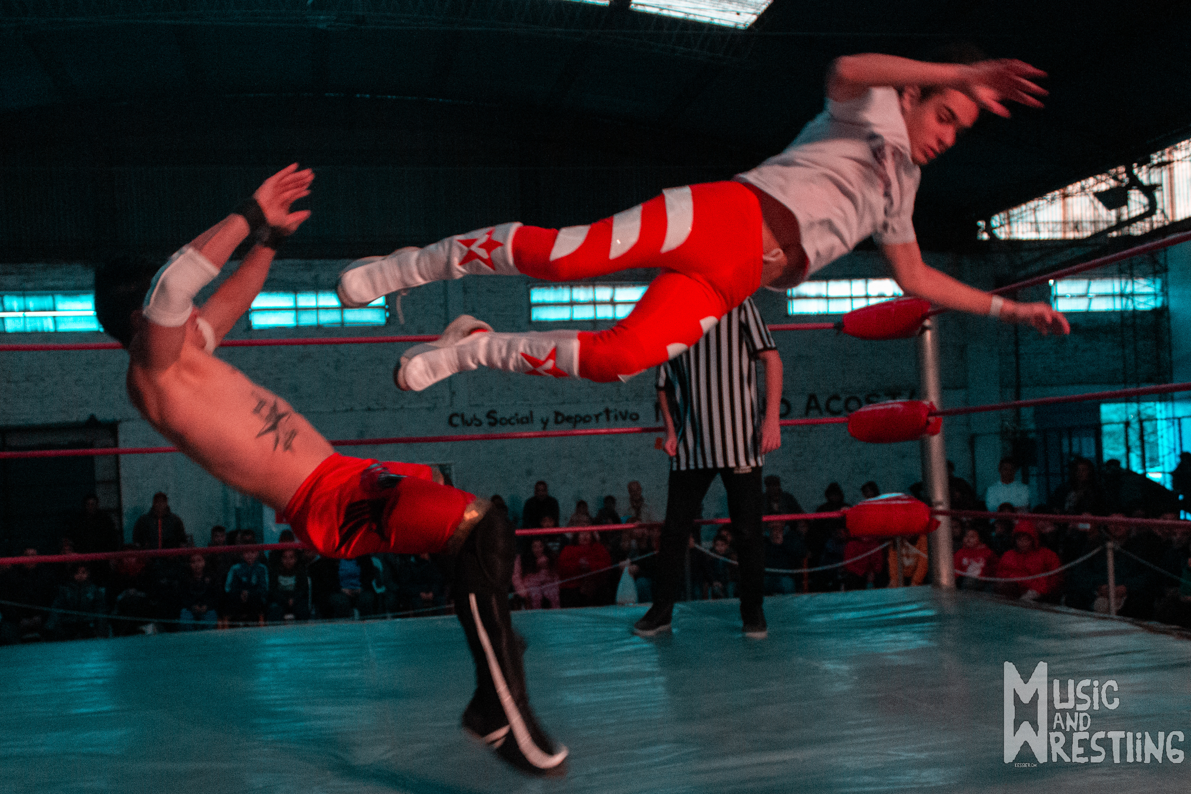 Vertigo ataca con una patada voladora a Chuca en el evento Espititu Guerrero 6 de Superestrellas de la Lucha el 18 de agosto de 2019 en Mariano Acosta, Buenos Aires, Argentina.