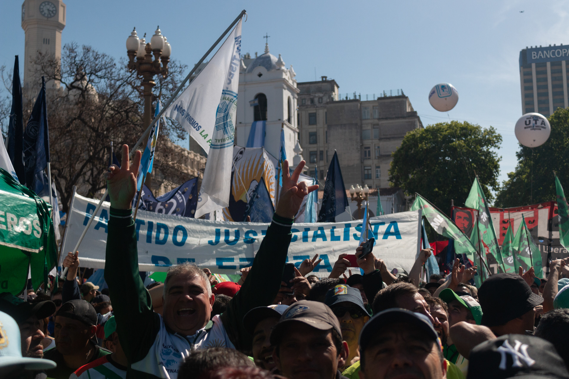 Marcha por el Día de la Lealtad bajo el lema de "Unidad nacional por la soberanía con justicia social" en Plaza de Mayo, Buenos Aires, Argentina el 17 de octubre de 2022. El acto fue convocado por más de 100 organizaciones entre ellas CTA, La Cámpora y el sindical Pablo Moyano. Mientras tanto, se realizaron otros actos en la ciudad por sepado, como de la CGT en Obras Sanitarias y Movimiento Evita en La Matanza. El Presidente Alberto Fernández no asistió a ninguna de ellas.