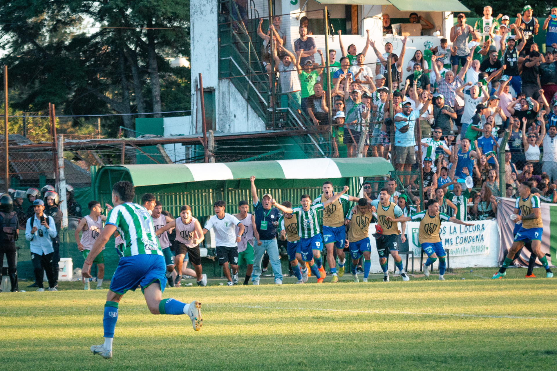 David Muller anota el penal que le da a San Miguel el reducido de Primera B 2023. El 25 de noviembre de 2023 en el Estadio Malvinas Argentinas de Los Polvorines, Buenos Aires, Argentina. San Miguel venció por penales a Argentino (Quilmes) tras empatar 0-0 y 1-1.