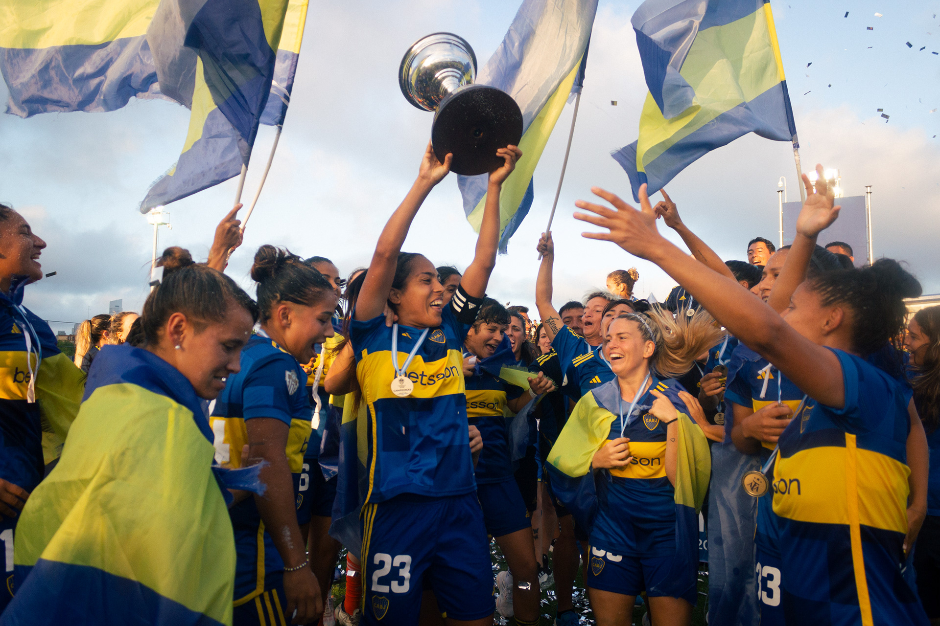 Miriam Mayorga levanta la Copa de la Liga 2023. El 3 de septiembre de 2023 en el Estadio Armenia de Ingeniero Maschwitz, Buenos Aires, Argentina.