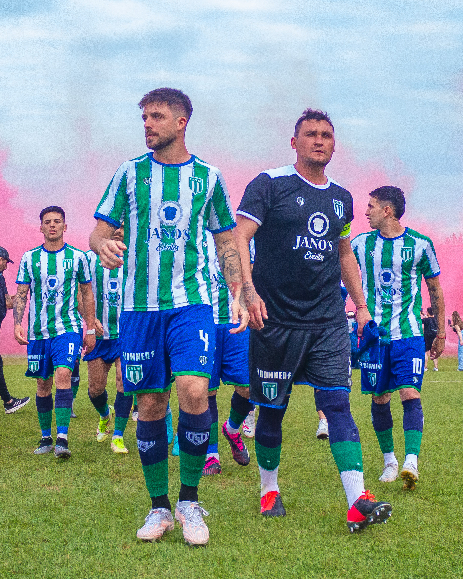 Federico Sena, Francisco Manenti, Joaquin Pucheta y David Muller (izq-der) salen a la cancha para enfrentar a Talleres (RE). El 16 de octubre de 2023 en el Estadio Pablo Comelli de Remedios de Escalada, Buenos Aires, Argentina.