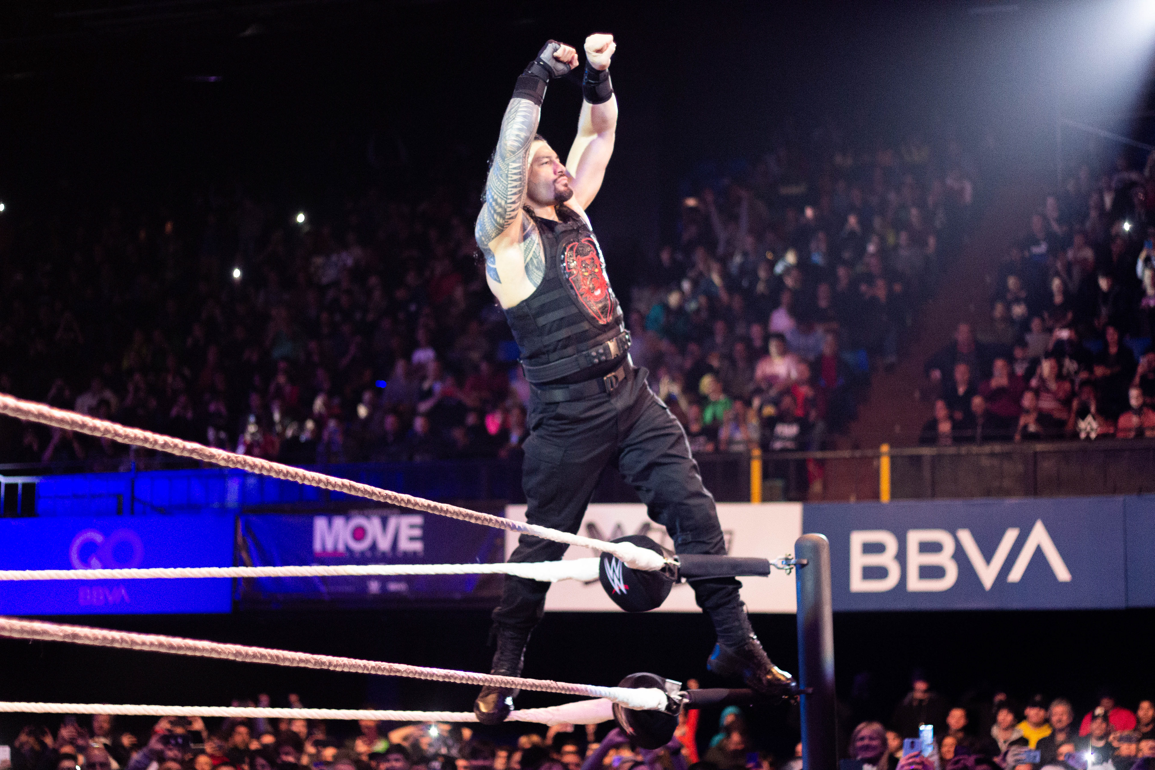 Roman Reigns hace su entrada en el WWE Live Buenos Aires en el Luna Park de Buenos Aires, Argentina el 6 de septiembre de 2019