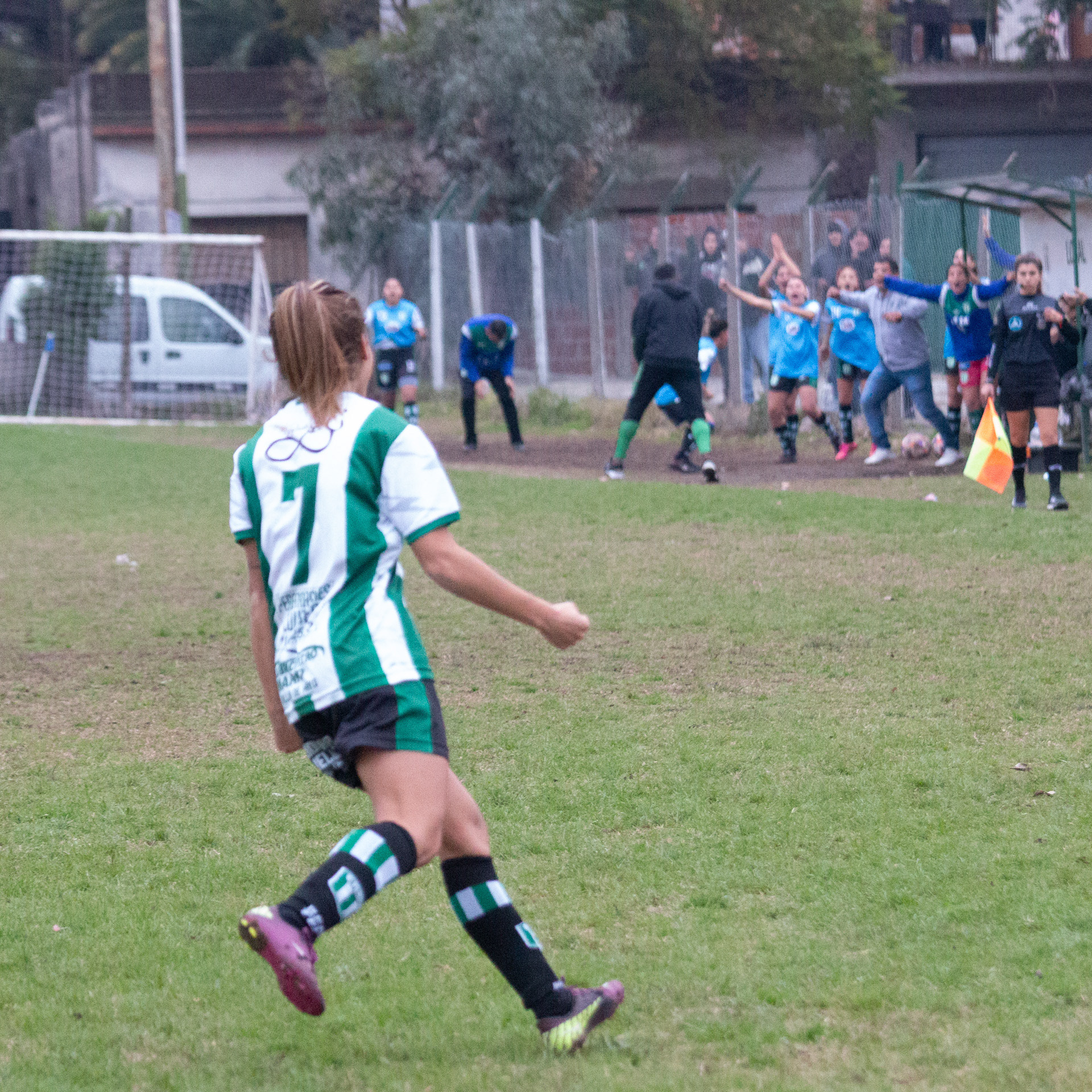 Yamila Galarza festeja el último gol del partido frente a Deportivo Merlo. El 9 de julio de 2023 en la Cancha Auxiliar del Estadio Malvinas Argentinas de los Polvorines, Buenos Aires, Argentina.