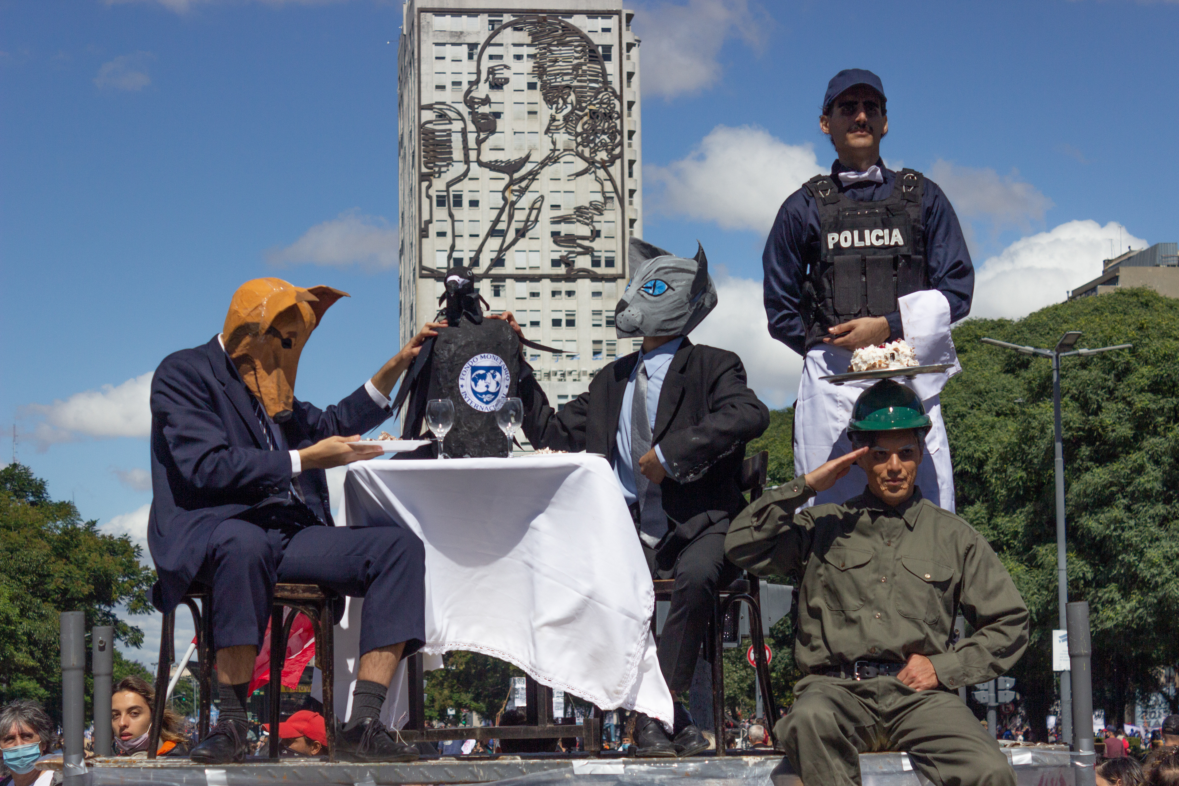 Un grupo de personas realizan una performance artística reclamando contra el acuerdo del Fondo Monetario Internacional en la marcha de conmemoración del 46º aniversario del último golpe militar en Argentina. El 24 de marzo de 2022 en la Ciudad de Buenos Aires, Argentina. Fue la primera marcha convocada por los principales grupos de Derechos Humanos en el país luego de la pandemia. Se convocó a intervenir barbijos con las principales consignas.