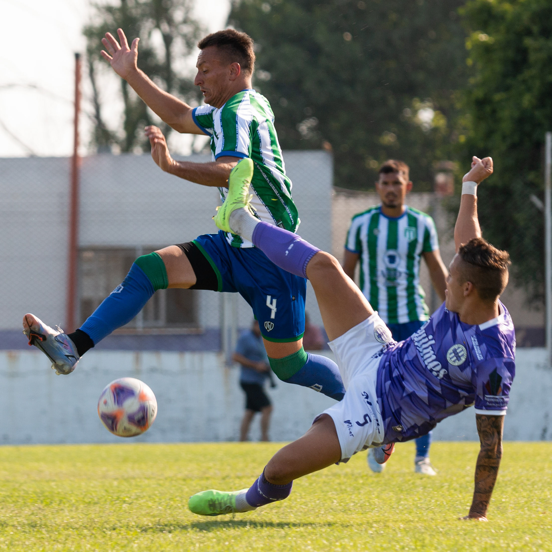 Kevin Denis (Sacachispas) interfiere a Federico López (San Miguel) en el Estadio Beto Larrosa de Villa Soldati, Ciudad Autónoma de Buenos Aires, Argentina el 12 de febrero de 2023. Sacachispas fue derrotado por 3 a 0 en condición de local frente a San Miguel por la fecha 1 del Torneo Apertura 2023 de la Primera B Metropolitana.