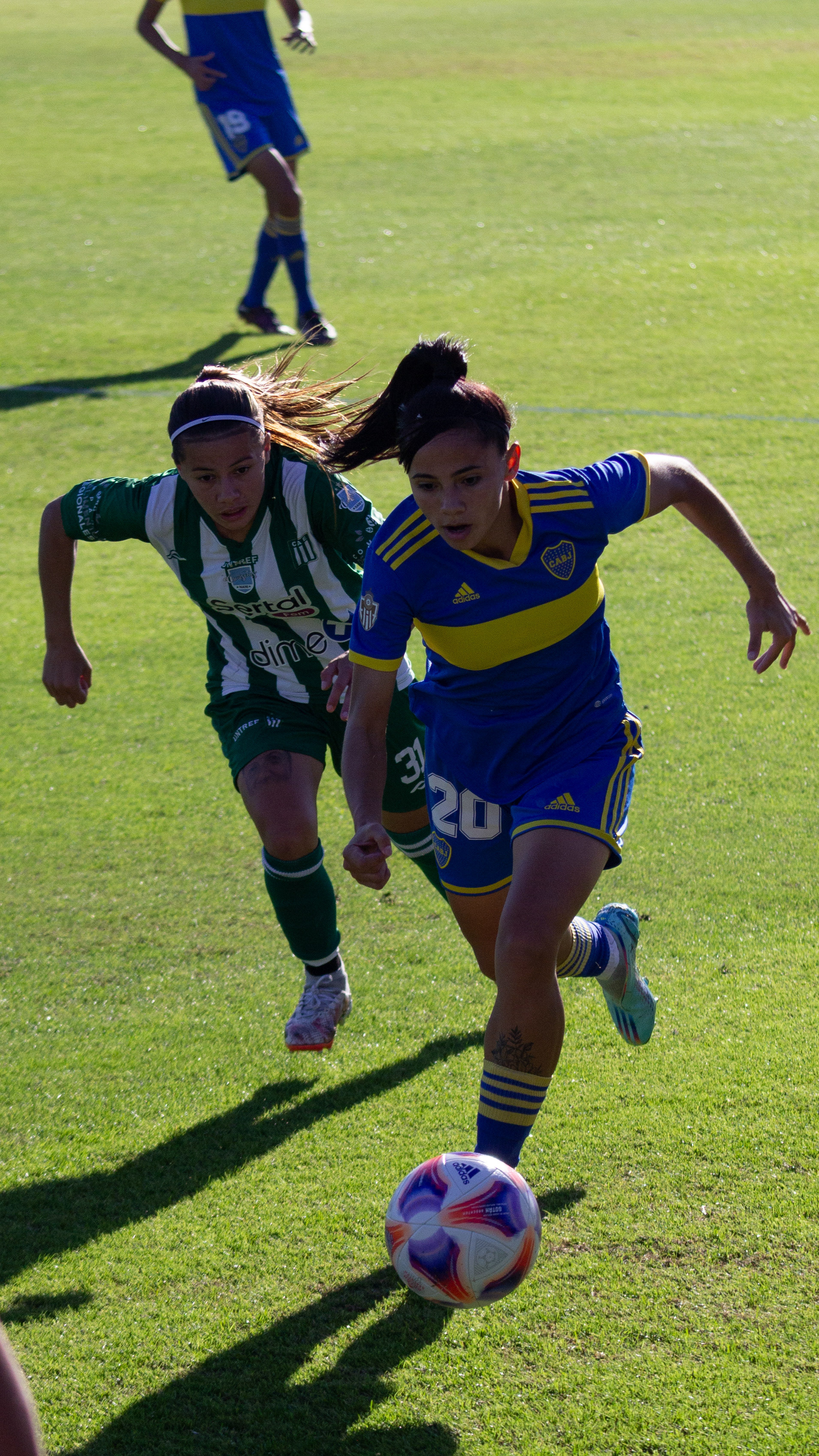 Celeste Dos Santos (Boca Juniors) controla la pelota mientras es perseguida por Rosa Allende (Excursionistas). El 15 de mayo de 2023 en el predio de Casa Amarilla en La Boca, Buenos Aires, Argentina. Boca derrotó por 7 a 0 a Excursionistas por las fecha 12 del Primer Torneo 2023.