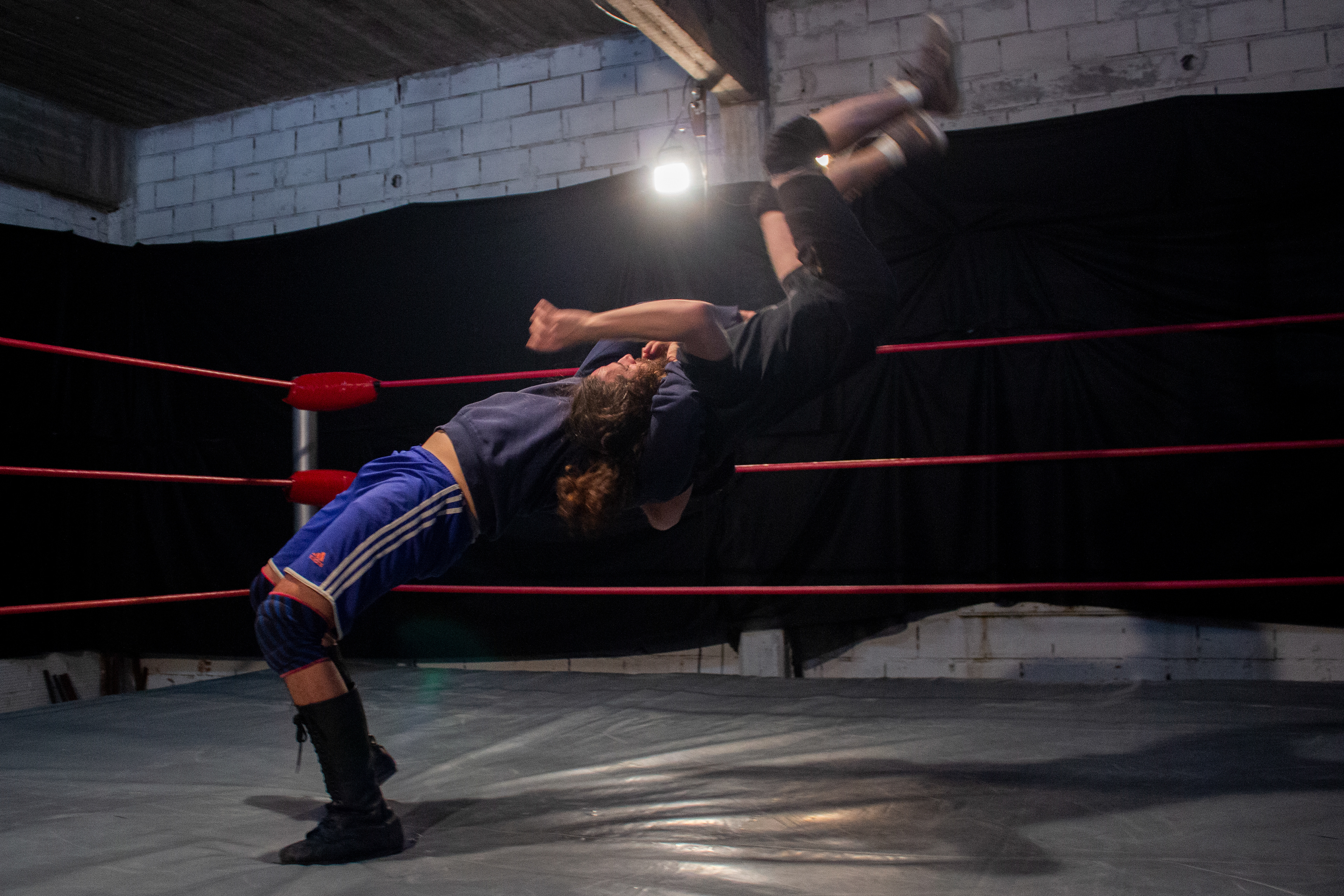 The Fang aplica un suplex a Adriel durante un entrenamiento de la Federación Argentina de Lucha el 4 de julio de 2022 en Caseros, Buenos Aires, Argentina. 
