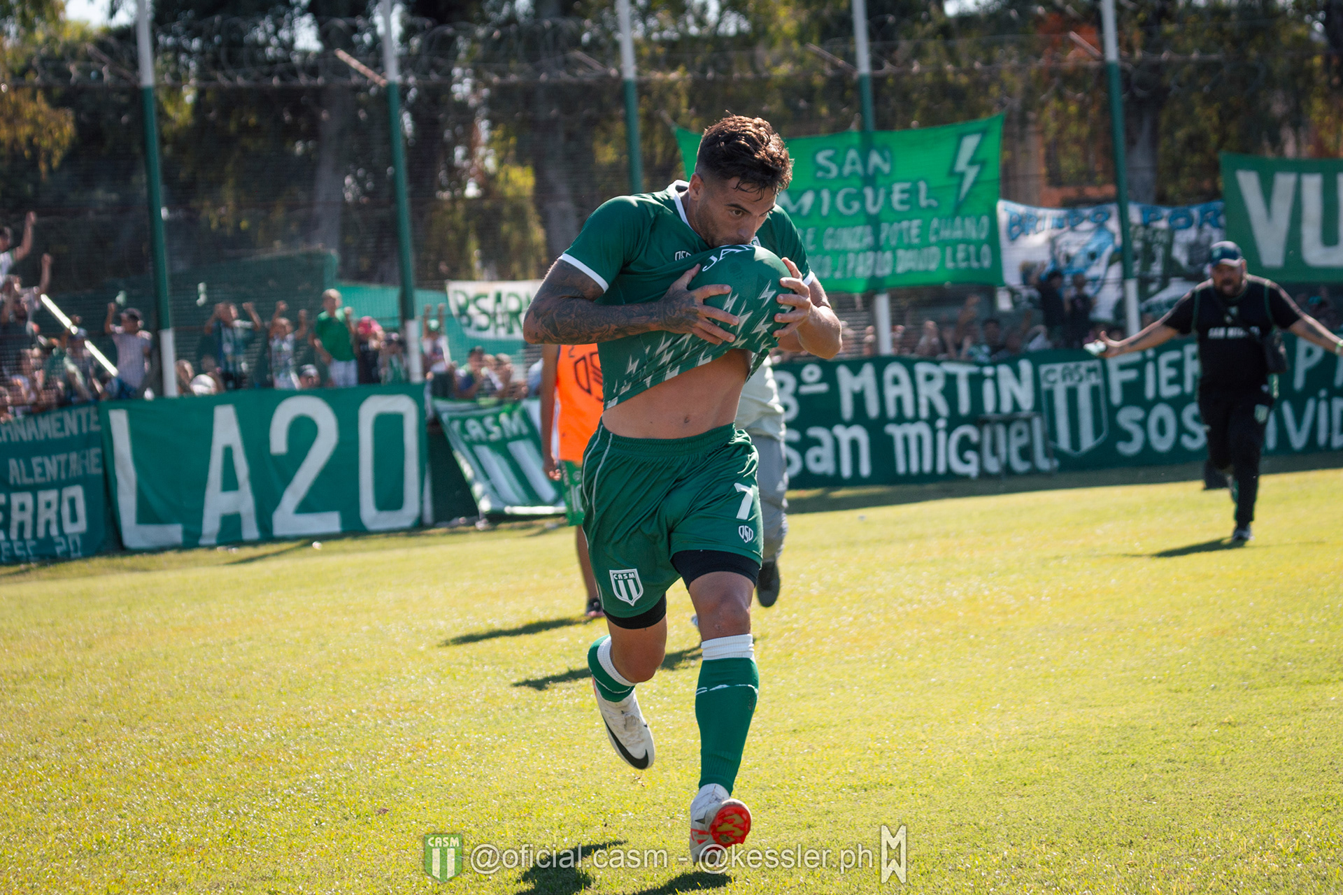 Martín Batallini festeja el primer gol de San Miguel frente a Tristán Suarez. El 7 de abril de 2024 en el Estadio Malvinas Argentinas de Los Polvorines, Buenos Aires, Argentina. San Miguel venció por 3-2 a Tristán Suarez por la fecha 10 de la Primera Nacional 2024.