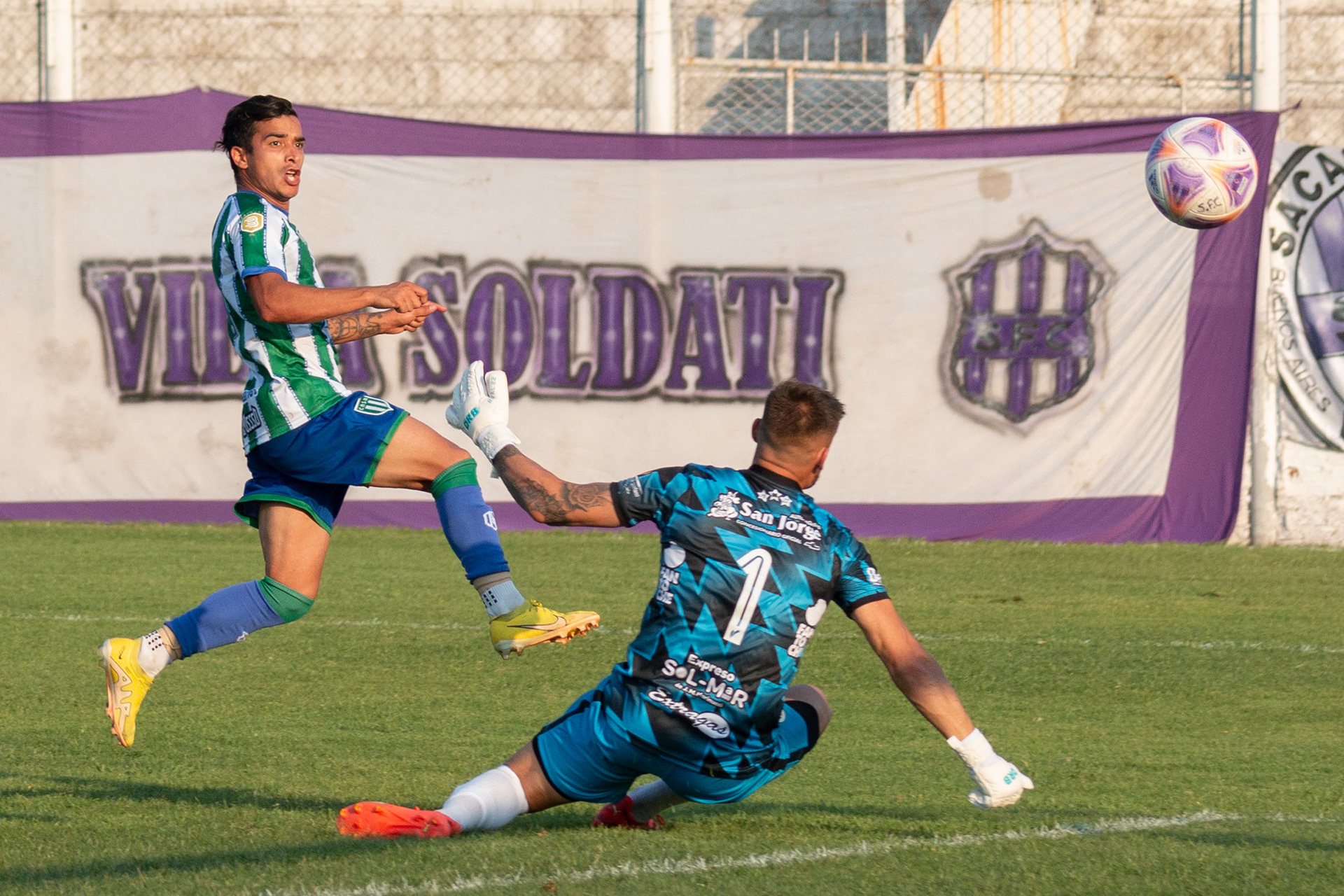 Matías Samaniego (San Miguel) convierte el segundo gol del partido sobre el arquero Matías Wysocki (Sacachispas) en el Estadio Beto Larrosa de Villa Soldati, Ciudad Autónoma de Buenos Aires, Argentina el 12 de febrero de 2023. Sacachispas fue derrotado por 3 a 0 en condición de local frente a San Miguel por la fecha 1 del Torneo Apertura 2023 de la Primera B Metropolitana.