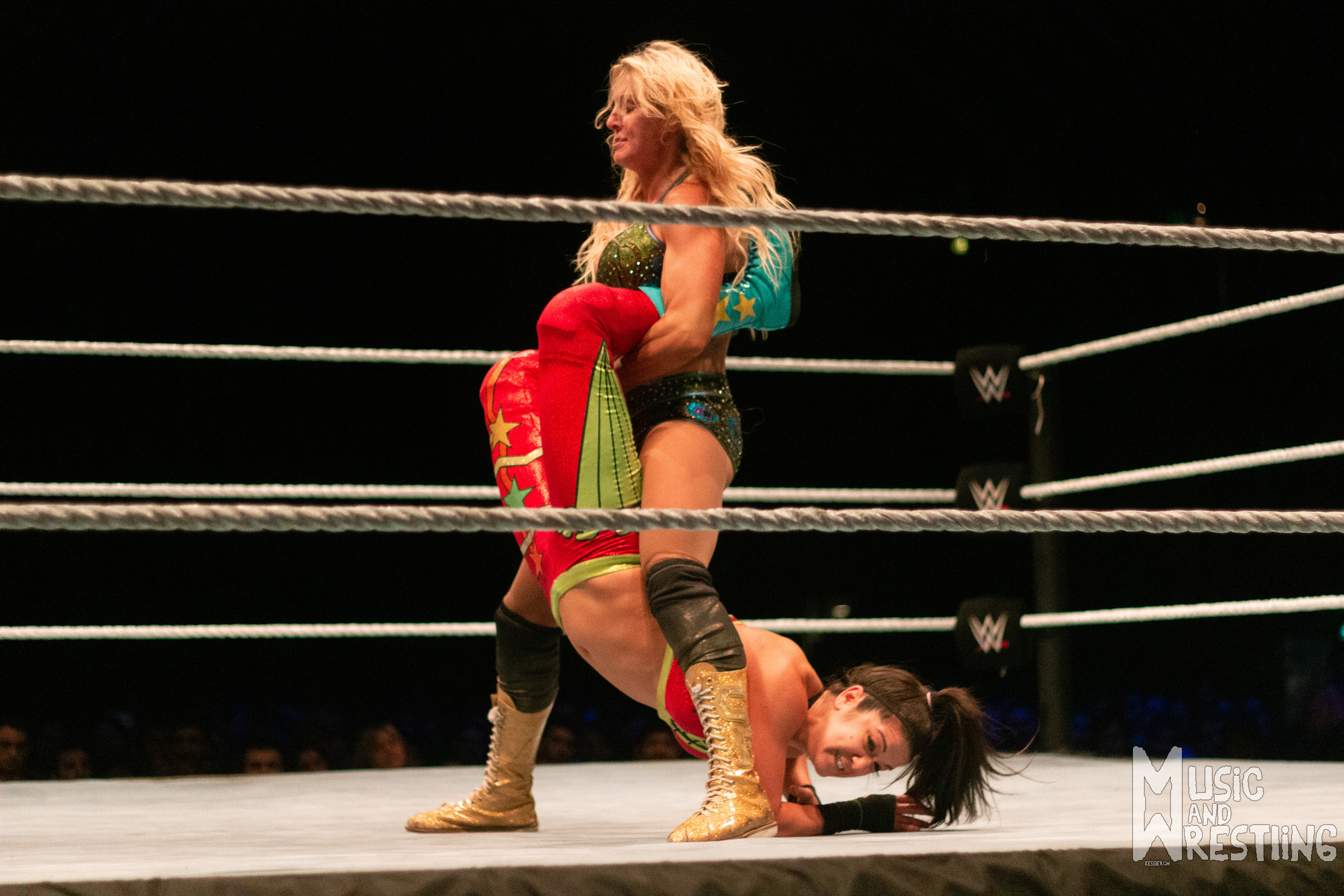 Charlotte aplica un boston crab a Bayley durante el WWE Live Buenos Aires en el Luna Park de Buenos Aires, Argentina el 6 de septiembre de 2019.