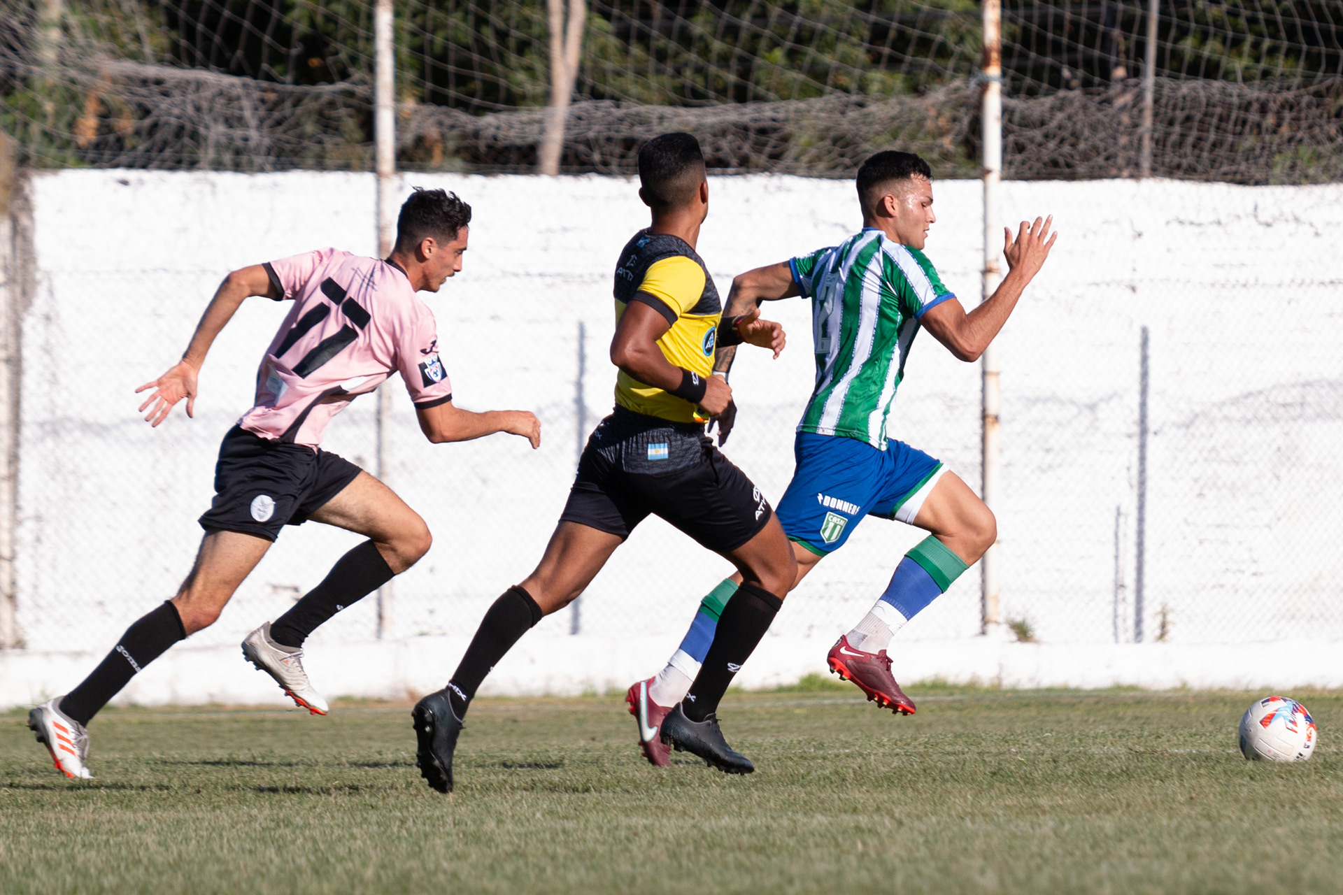 Dante Verón (San Miguel) lleva el control de la pelota mientras es perseguido por el réferi y su rival de Fénix. El 28 de marzo de 2023 en Ing. Adolfo Sourdeaux, Buenos Aires, Argentina. La división reserva de San Miguel fue derrotada en condición de visitante por 2-1 en la Fecha 2 del Torneo 2023 donde hicieron su presentación luego de posponer la primera fecha.