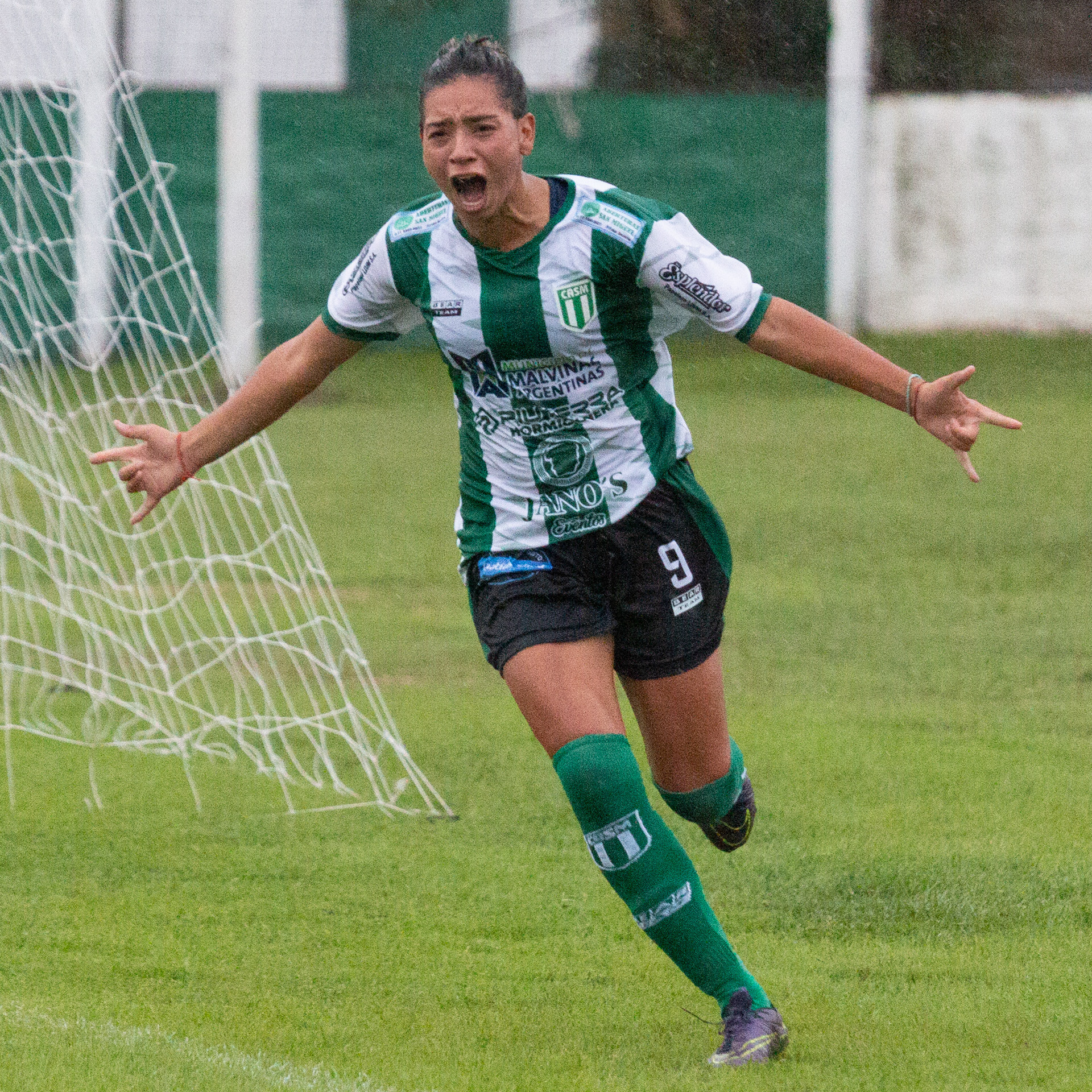 Florencia Tappia (San Miguel) festeja el gol ante Atlanta. El 30 de abril de 2023 en el Estadio Malvinas Argentinas de Los Polvorines, Buenos Aires, Argentina. El conjunto local cayó por 1 a 5 frente a Atlanta por la fecha 7 de la Zona Clasificación Zona B de la Primera B femenina 2023.