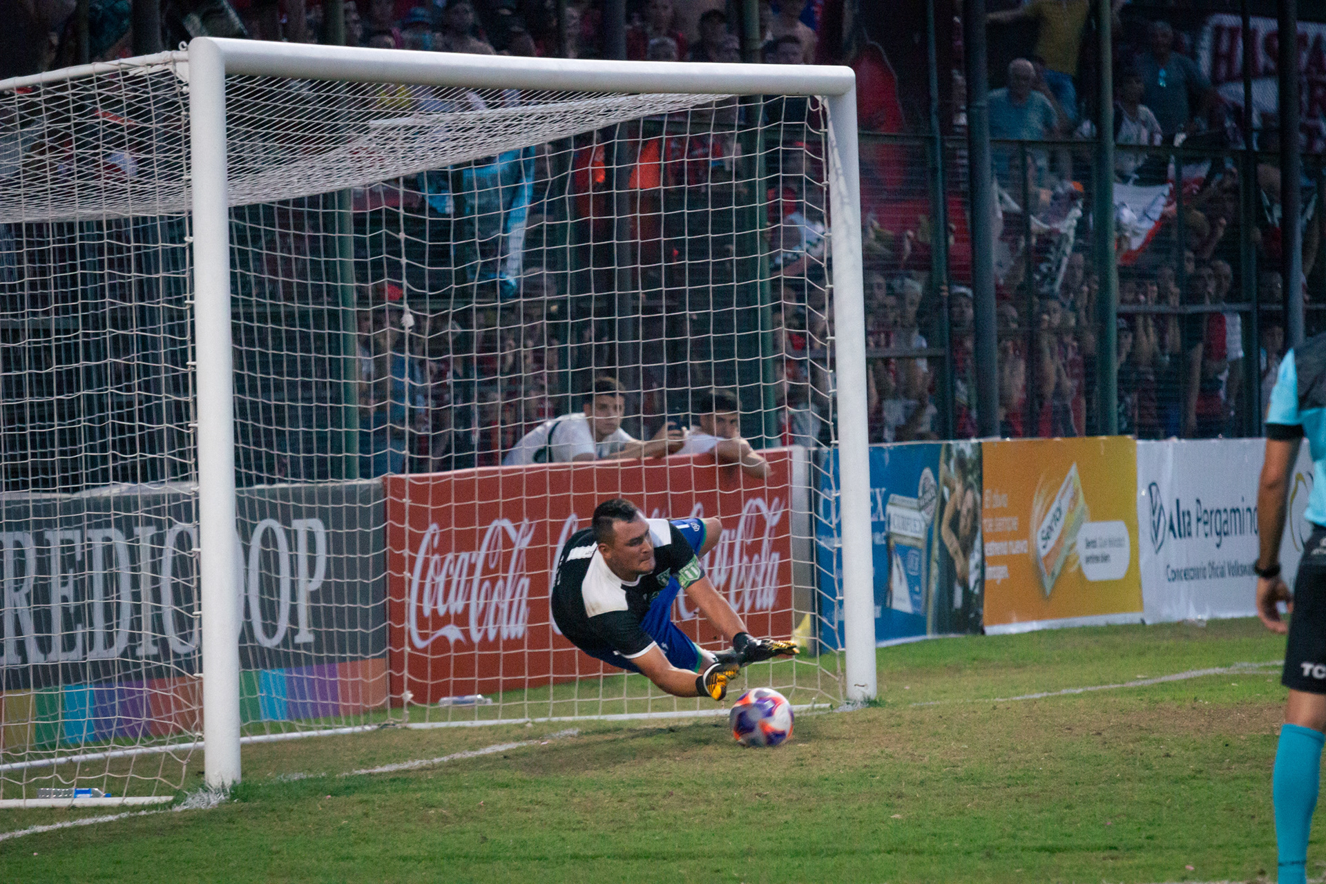 Joaquin Pucheta ataja el último penal de la serie frente a Douglas Haig. El 12 de diciembre de 2023 en el Estadio Ciudad de Vicente Lopez de Buenos Aires, Argentina.