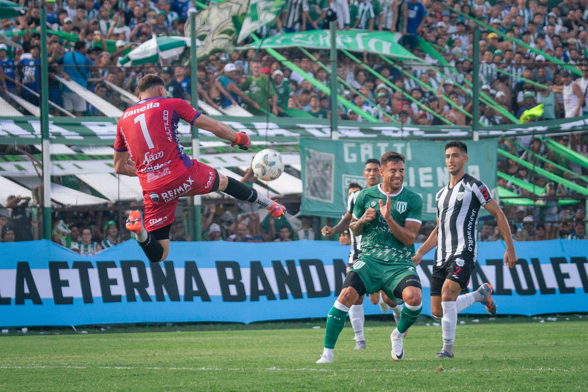 Matías Budiño (Estudiantes) despeja la pelota frente a la presión de Martín Batallini (San Miguel). El 10 de febrero de 2024 en el Estadio Malvinas Argentinas de Los Polvorines, Buenos Aires, Argentina.
