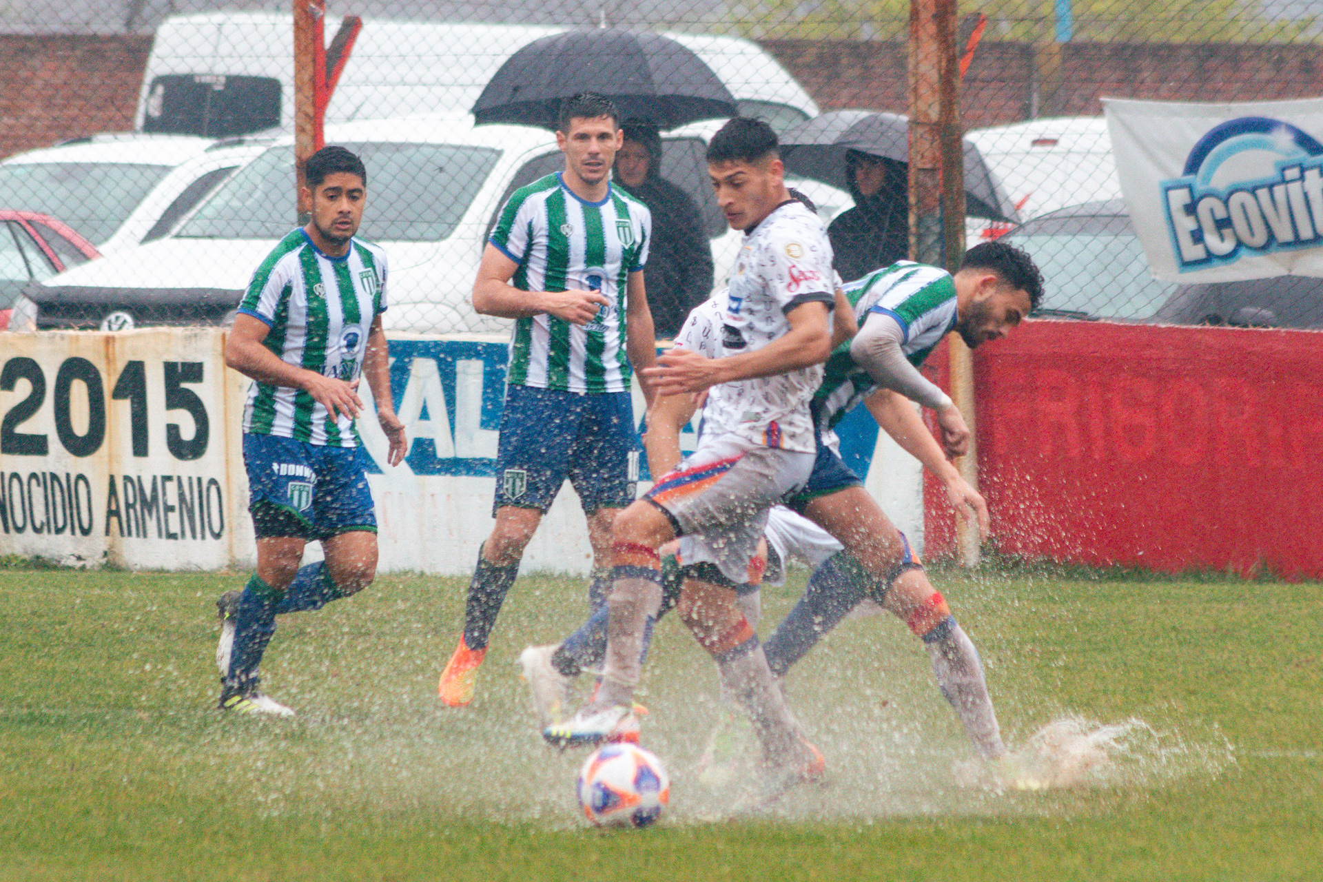 Pablo Ortega, Jorge Ferrero e Ivan Regules (San Miguel) disputan la pelota frente al rival de Deportivo Armenio. El 3 de septiembre de 2023 en el Estadio Armenia de Ingeniero Maschwitz, Buenos Aires, Argentina.