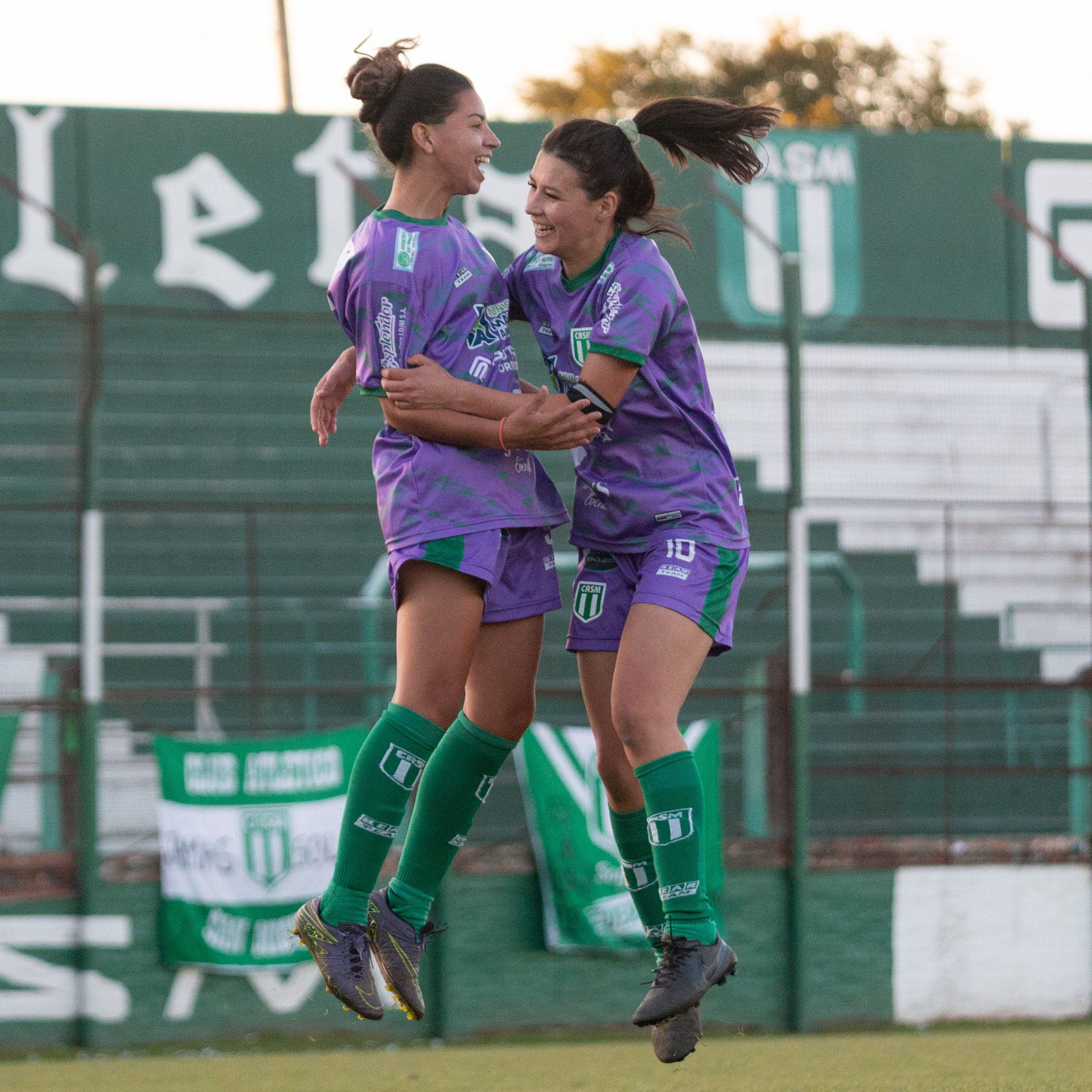 Florencia Tappia y Sandra Villalba celebran el 4to gol de San Miguel frente a Deportivo Español. El 18 de junio de 2023 en el Estadio Malvinas Argentinas de Los Polvorines, Buenos Aires, Argentina. San Miguel derrotó 4-3 a Deportivo Español por la fecha 1 de la zona permanencia de la Primera B 2023.