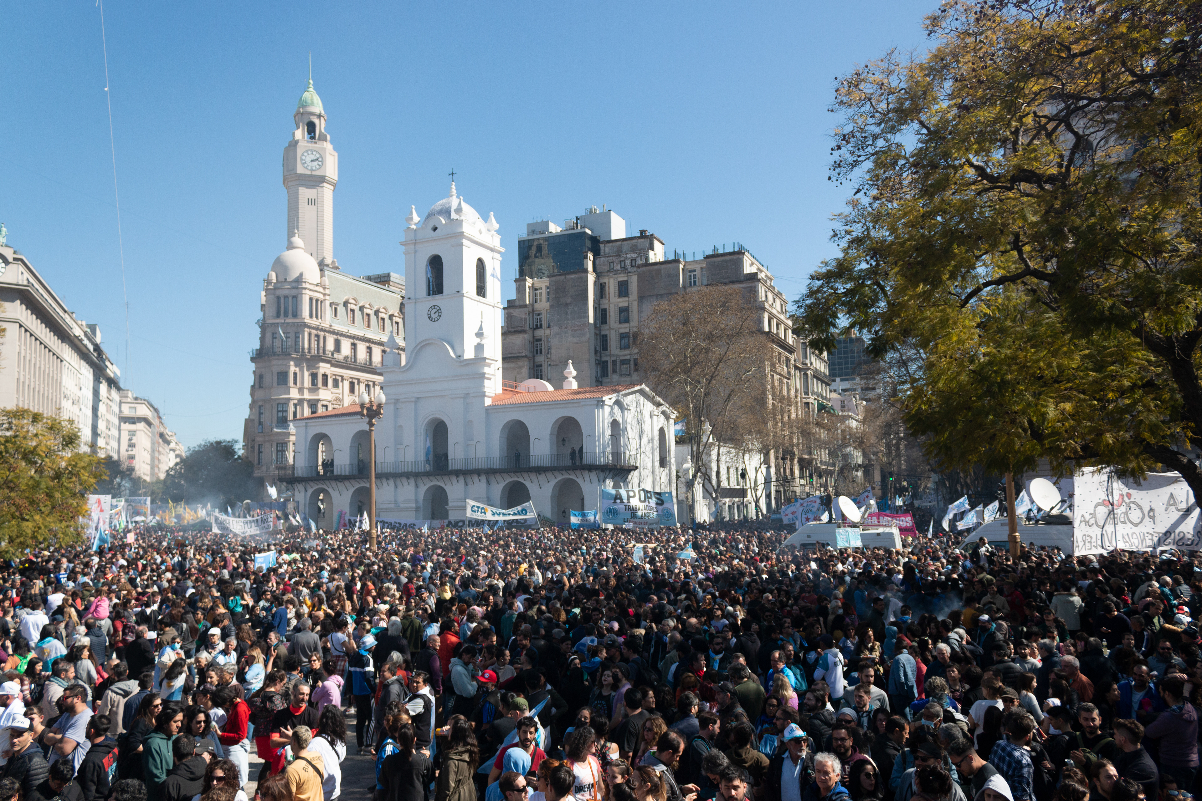 Manifestantes se expresan a través de la música en apoyo a la Vicepresidenta Cristina Fernandez en Buenos Aires, Argentina el 2 de septiembre de 2022. El 1º de septiembre de 2022, intentaron asesinar a la Vicepresidenta de la Nación Argentina cuando llegaba a su domicilio  del barrio porteño de Recoleta.