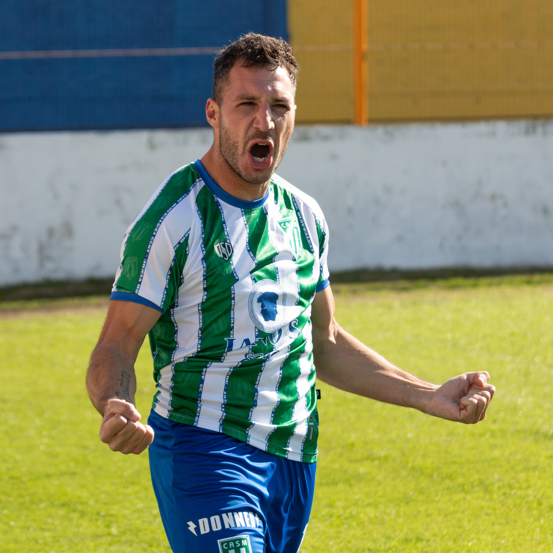 Ezequiel Melillo festeja el primer gol del partido frente a Dock Sud. El 16 de julio de 2023 en el Estadio de los Inmigrantes de Dock Sud, Buenos Aires, Argentina.