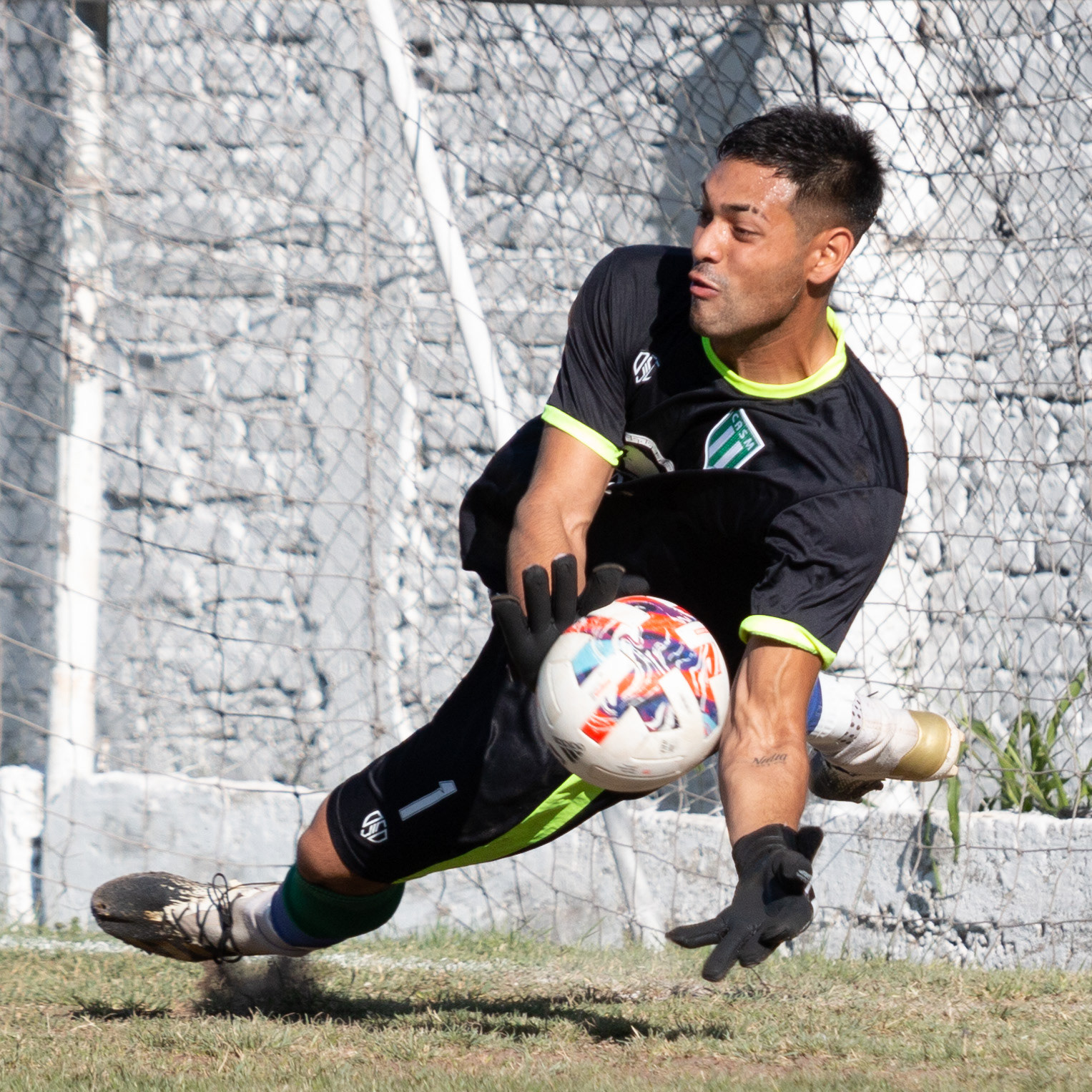 Mateo Reynoso (San Miguel) ataja el segundo penal en el mismo partido. El 28 de marzo de 2023 en Ing. Adolfo Sourdeaux, Buenos Aires, Argentina. La división reserva de San Miguel fue derrotada en condición de visitante por 2-1 en la Fecha 2 del Torneo 2023 donde hicieron su presentación luego de posponer la primera fecha.