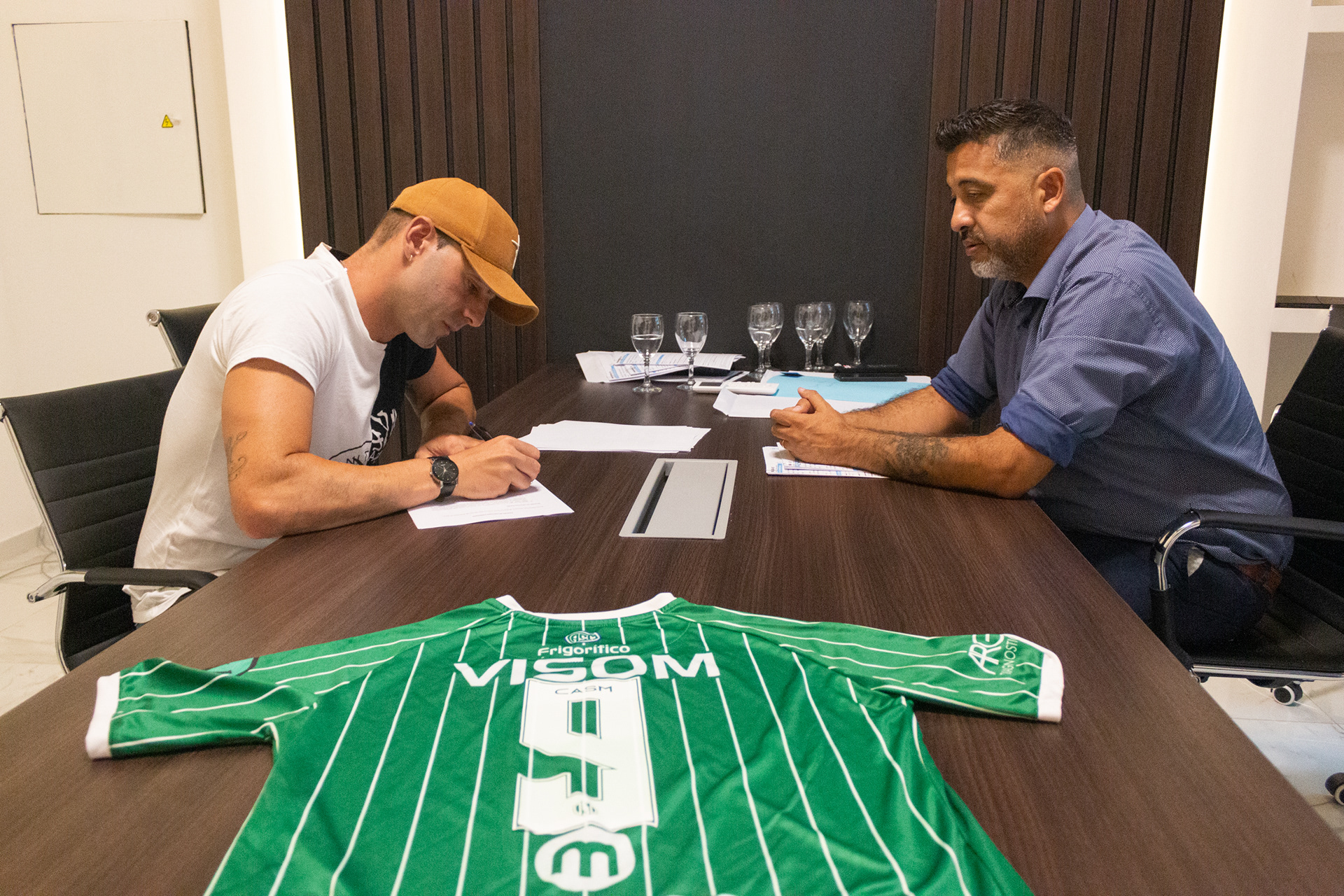 Lucas Scarnato firma su renovación con el Club San Miguel junto a Guillermo Rebolledo, director deportivo del club. El 23 de diciembre de 2022, en San Miguel, Buenos Aires, Argentina.