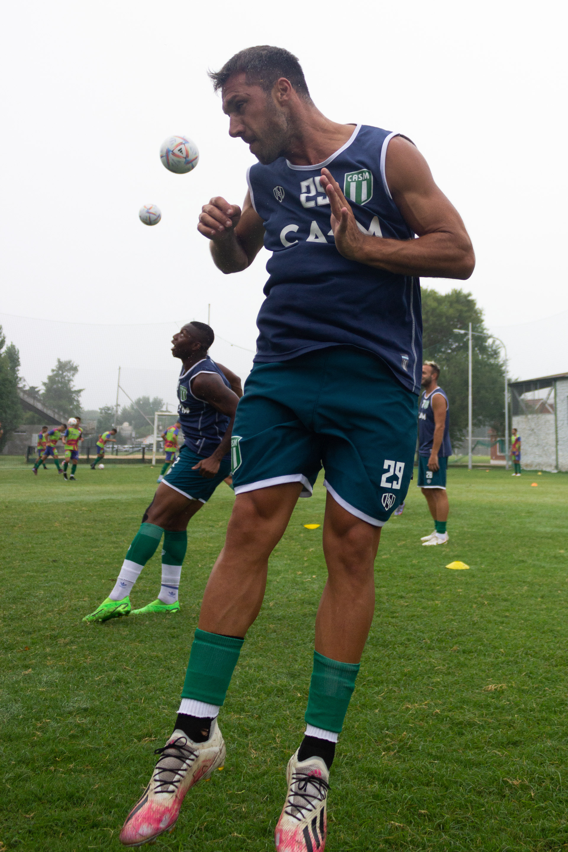 Entrada en calor de San Miguel previo al amistoso frente a Deportivo Armenio en el predio La Candela en Villa Luzuriaga, Buenos Aires, Argentina el 28 de enero de 2023