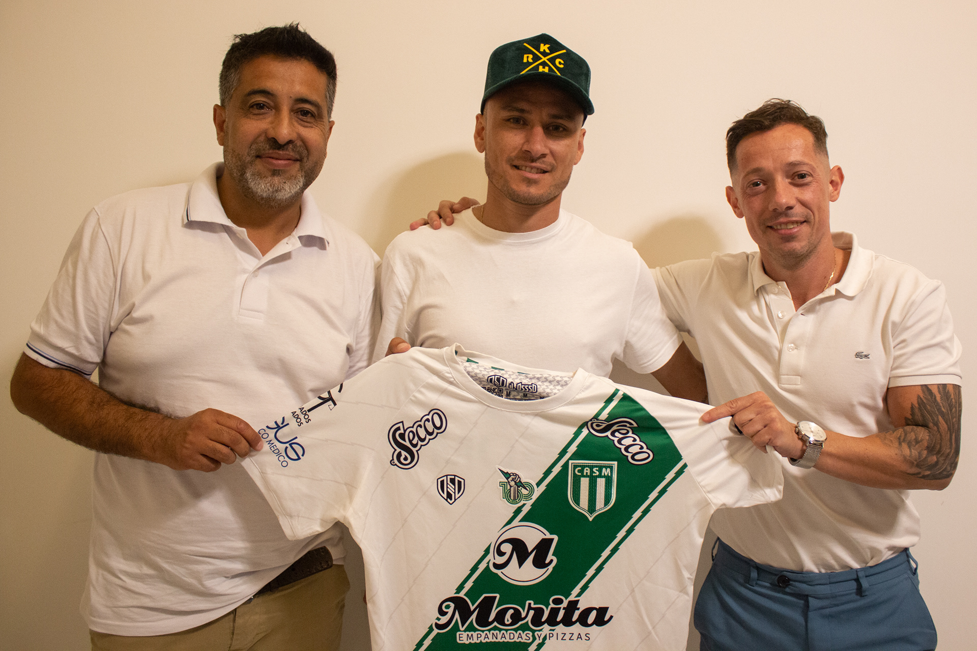 Guillermo Rebolledo, Matias Rojas y Gastón Almada posan con la camiseta de San Miguel luego de la renovación del contrato de Matias. El 21 de diciembre de 2022, en San Miguel, Buenos Aires, Argentina.