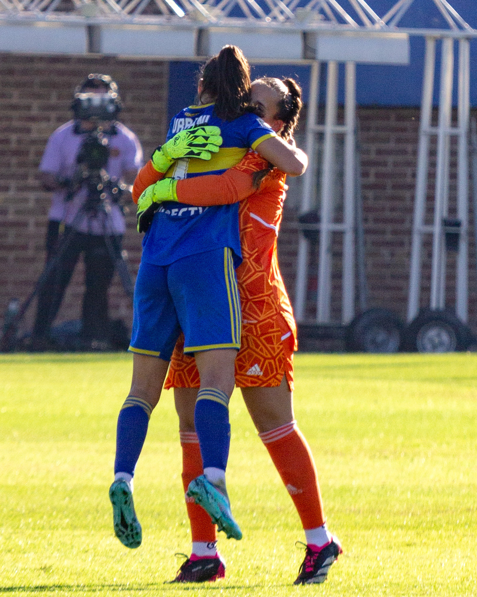 Laurina Oliveros y Amancay Urbani festejan el primer gol de Boca frente a Excursionistas luego de que la arquera asista a la delantera boquense. El 15 de mayo de 2023 en el predio de Casa Amarilla en La Boca, Buenos Aires, Argentina. Boca derrotó por 7 a 0 a Excursionistas por las fecha 12 del Primer Torneo 2023.